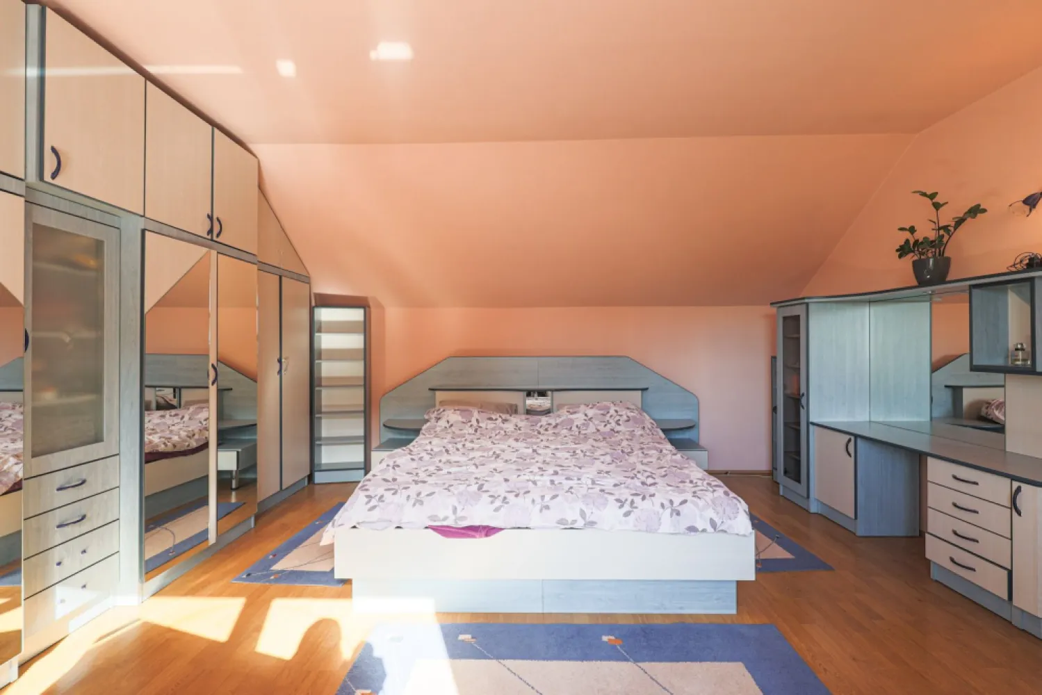 Vilă cu 6 camere în zona rezidențială - Poltura - Casă de vânzare – 6 camere, zonă rezidențială in Arad

Preț nou: 239.000 euro | Comision 0%

O proprietate versatilă, ideală pentru diverse stiluri de viață și nevoi:
- familie numeroasă, care are nevoie de spațiu și confort.
- familie cu copii adolescenți, care își doresc intimitate și propriile spații.
- familie care vrea să-și țină aproape seniorii, oferindu-le în același timp un spațiu privat și confortabil.
- investitori sau proprietari care caută venit suplimentar, prin transformarea unor spații în unități de închiriat sau pentru regim hotelier / Airbnb.

Detalii proprietate: 6 camere spațioase, bine compartimentate, toate decomandate
Suprafață și compartimentare care permit intimitate și flexibilitate
Zonă rezidențială liniștită, aproape de oraș și de drumurile principale cu multiple cai de acces

Această casă oferă intimitate, confort și versatilitate, fiind o alegere inspirată atât pentru locuință personală, cât și pentru investiție.

Pentru detalii și vizionare:
Sebastian Nica – 0722 252 639

Nu dispui de toată suma? Te ajutăm noi gratuit! Îți obținem oferte de la 16 bănci.

Ai o proprietate de vânzare în Arad și vrei să știi cât valorează cu adevărat?
Sună-mă pentru o evaluare gratuită, fără obligații.

Birou: ACASĂ | Agenție imobiliară Arad
Bulevardul Decebal 2, Arad 310133

Cod proprietate: CP2668853