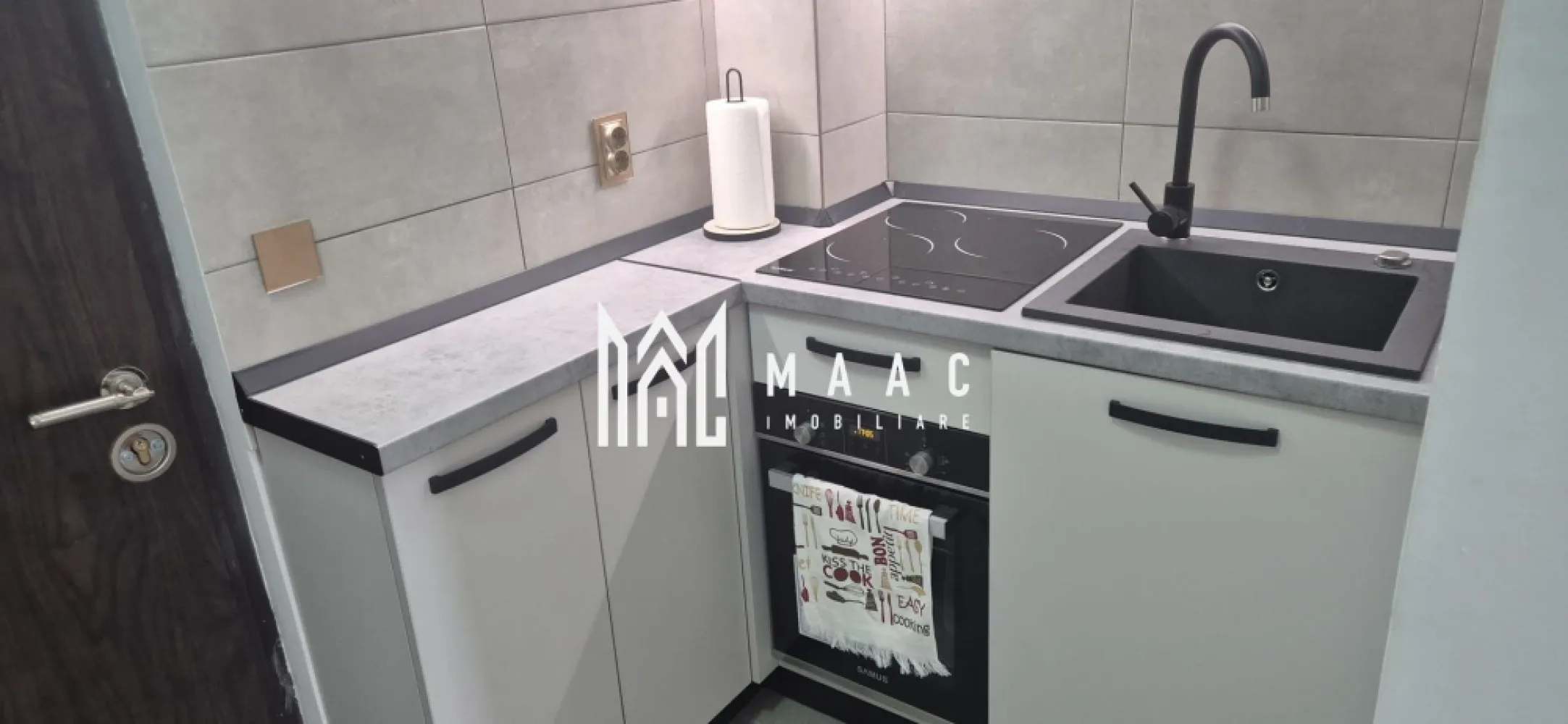 Garsoniera I 1 Camera I 21 MPU I Vasile Aaron - MAAC Imobiliare vă propune spre vânzare o garsonieră modernă situată în zona Vasile Aaron – Sibiu.

Garsoniera are o suprafață utilă de 21 mp și este amplasată la etajul 4, fiind o alegere ideală atât pentru locuit, cât și pentru investiție.

Locuința se vinde mobilată și utilată modern, fiind pregătită pentru mutare imediată.

Compartimentare:

Cameră luminoasă și bine organizată;
Bucătărie funcțională;
Baie;
Hol de acces.

Dotări și avantaje:

Mobilată și utilată modern;
Spațiu eficient compartimentat;
Etaj 4;
Ideală pentru o persoană, cuplu sau investiție în vederea închirierii;
Zonă accesibilă, cu toate facilitățile în apropiere.

Localizare excelentă:

Proprietatea este situată în zona Vasile Aaron, o zonă apreciată a Sibiului, cu acces rapid la magazine, supermarketuri, mijloace de transport în comun, farmacii și alte puncte de interes.

Pentru detalii suplimentare și programarea unei vizionări, contactați echipa MAAC Imobiliare și menționați Cod anunț CP3180114 .