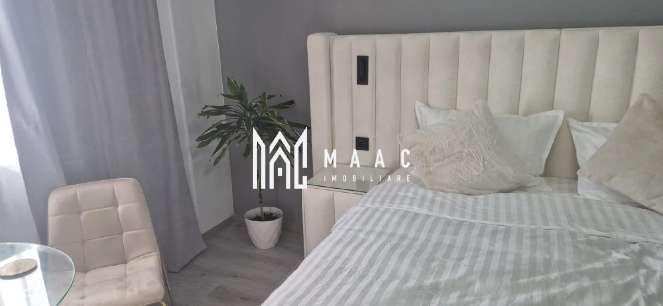 Garsoniera I 1 Camera I 21 MPU I Vasile Aaron - MAAC Imobiliare vă propune spre vânzare o garsonieră modernă situată în zona Vasile Aaron – Sibiu.

Garsoniera are o suprafață utilă de 21 mp și este amplasată la etajul 4, fiind o alegere ideală atât pentru locuit, cât și pentru investiție.

Locuința se vinde mobilată și utilată modern, fiind pregătită pentru mutare imediată.

Compartimentare:

Cameră luminoasă și bine organizată;
Bucătărie funcțională;
Baie;
Hol de acces.

Dotări și avantaje:

Mobilată și utilată modern;
Spațiu eficient compartimentat;
Etaj 4;
Ideală pentru o persoană, cuplu sau investiție în vederea închirierii;
Zonă accesibilă, cu toate facilitățile în apropiere.

Localizare excelentă:

Proprietatea este situată în zona Vasile Aaron, o zonă apreciată a Sibiului, cu acces rapid la magazine, supermarketuri, mijloace de transport în comun, farmacii și alte puncte de interes.

Pentru detalii suplimentare și programarea unei vizionări, contactați echipa MAAC Imobiliare și menționați Cod anunț CP3180114 .