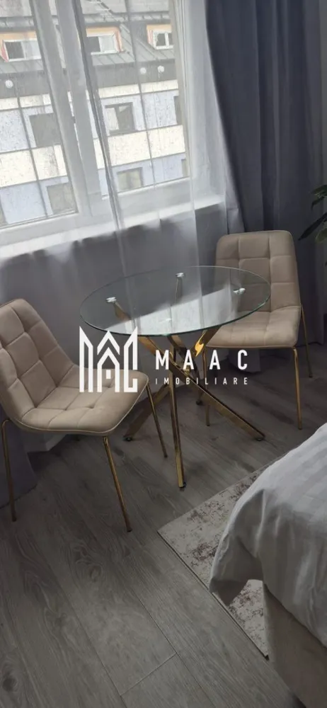 Garsoniera I 1 Camera I 21 MPU I Vasile Aaron - MAAC Imobiliare vă propune spre vânzare o garsonieră modernă situată în zona Vasile Aaron – Sibiu.

Garsoniera are o suprafață utilă de 21 mp și este amplasată la etajul 4, fiind o alegere ideală atât pentru locuit, cât și pentru investiție.

Locuința se vinde mobilată și utilată modern, fiind pregătită pentru mutare imediată.

Compartimentare:

Cameră luminoasă și bine organizată;
Bucătărie funcțională;
Baie;
Hol de acces.

Dotări și avantaje:

Mobilată și utilată modern;
Spațiu eficient compartimentat;
Etaj 4;
Ideală pentru o persoană, cuplu sau investiție în vederea închirierii;
Zonă accesibilă, cu toate facilitățile în apropiere.

Localizare excelentă:

Proprietatea este situată în zona Vasile Aaron, o zonă apreciată a Sibiului, cu acces rapid la magazine, supermarketuri, mijloace de transport în comun, farmacii și alte puncte de interes.

Pentru detalii suplimentare și programarea unei vizionări, contactați echipa MAAC Imobiliare și menționați Cod anunț CP3180114 .