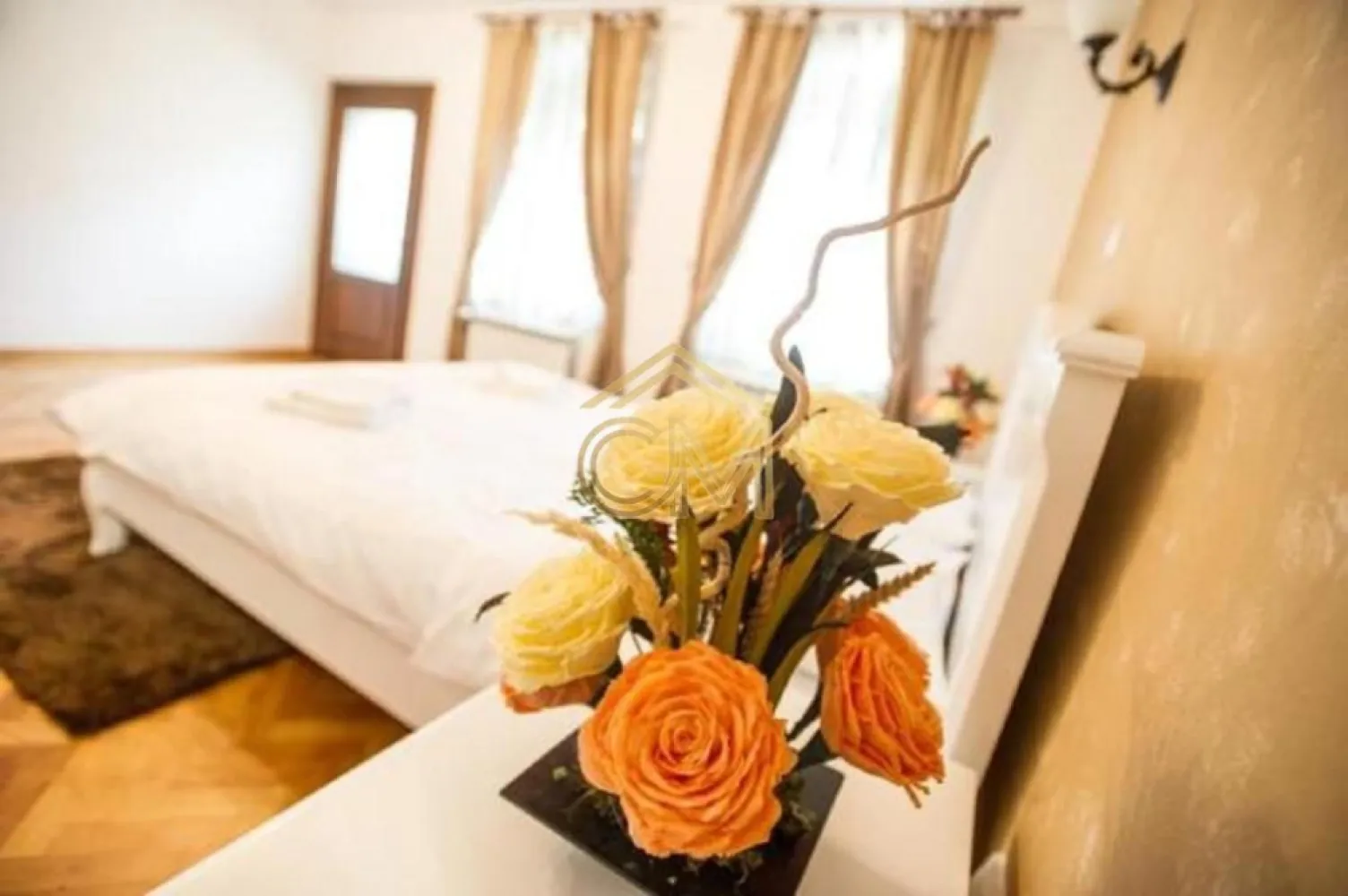 Apartament 4 Camere-138MPU- Ultracentral-Etaj 1 - 💼 Oportunitate de Investiție High-Yield: Business la cheie în Zona Ultracentrală – Parcul Astra
Vă prezentăm o proprietate rară și extrem de profitabilă, situată în inima orașului, cu o vedere deosebită spre Parcul Astra. Este vorba despre un complex format din 4 garsoniere complet independente, finisate, utilate și pregătite din toate punctele de vedere pentru regim hotelier (Airbnb / Booking) sau închiriere pe termen lung.

📐 Structură și Compartimentare (138 mp Utili)
Fiecare unitate locativă a fost gândită inteligent pentru a maximiza spațiul și confortul oaspeților, având baie și bucătărie proprie:

2 Garsoniere Decomandate: Confort sporit, cu delimitare clară a spațiilor.

2 Garsoniere Tip Studio: Moderne, cochete și foarte solicitate de către turiști.

📦 Anexe și Spații de Depozitare Incluse
Un mare avantaj logistic pentru administrarea regimului hotelier (depozitare lenjerii, produse de curățenie etc.) îl reprezintă anexele generoase din proprietate:

Pivniță 1: 22 mp

Pivniță 2: 11 mp

3 Spații de depozitare (magazii): 7 mp în total

📈 De ce reprezintă această proprietate investiția perfectă?
Business la cheie: Unitățile sunt pregătite pentru introducerea imediată în circuitul turistic. Nu necesită timp pierdut cu renovări sau reamenajări.

Locație de top: Poziționarea ultracentrală, lângă Parcul Astra, garantează un grad de ocupare ridicat pe tot parcursul anului.

Optimizarea costurilor: Fiind grupate pe același etaj, administrarea, curățenia și mentenanța celor 4 unități se fac mult mai rapid și mai ieftin.

📞 Detalii și Vizionări: 0732258587

✉️ Pentru informații suplimentare, randament estimat sau programarea unei vizionări, vă stăm la dispoziție prin mesaj privat sau telefonic.