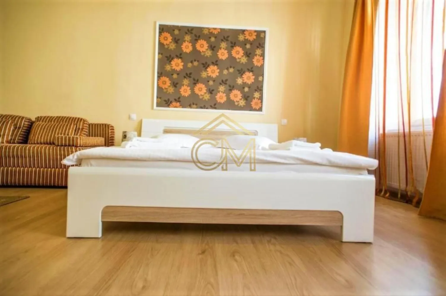 Apartament 4 Camere-138MPU- Ultracentral-Etaj 1 - 💼 Oportunitate de Investiție High-Yield: Business la cheie în Zona Ultracentrală – Parcul Astra
Vă prezentăm o proprietate rară și extrem de profitabilă, situată în inima orașului, cu o vedere deosebită spre Parcul Astra. Este vorba despre un complex format din 4 garsoniere complet independente, finisate, utilate și pregătite din toate punctele de vedere pentru regim hotelier (Airbnb / Booking) sau închiriere pe termen lung.

📐 Structură și Compartimentare (138 mp Utili)
Fiecare unitate locativă a fost gândită inteligent pentru a maximiza spațiul și confortul oaspeților, având baie și bucătărie proprie:

2 Garsoniere Decomandate: Confort sporit, cu delimitare clară a spațiilor.

2 Garsoniere Tip Studio: Moderne, cochete și foarte solicitate de către turiști.

📦 Anexe și Spații de Depozitare Incluse
Un mare avantaj logistic pentru administrarea regimului hotelier (depozitare lenjerii, produse de curățenie etc.) îl reprezintă anexele generoase din proprietate:

Pivniță 1: 22 mp

Pivniță 2: 11 mp

3 Spații de depozitare (magazii): 7 mp în total

📈 De ce reprezintă această proprietate investiția perfectă?
Business la cheie: Unitățile sunt pregătite pentru introducerea imediată în circuitul turistic. Nu necesită timp pierdut cu renovări sau reamenajări.

Locație de top: Poziționarea ultracentrală, lângă Parcul Astra, garantează un grad de ocupare ridicat pe tot parcursul anului.

Optimizarea costurilor: Fiind grupate pe același etaj, administrarea, curățenia și mentenanța celor 4 unități se fac mult mai rapid și mai ieftin.

📞 Detalii și Vizionări: 0732258587

✉️ Pentru informații suplimentare, randament estimat sau programarea unei vizionări, vă stăm la dispoziție prin mesaj privat sau telefonic.
