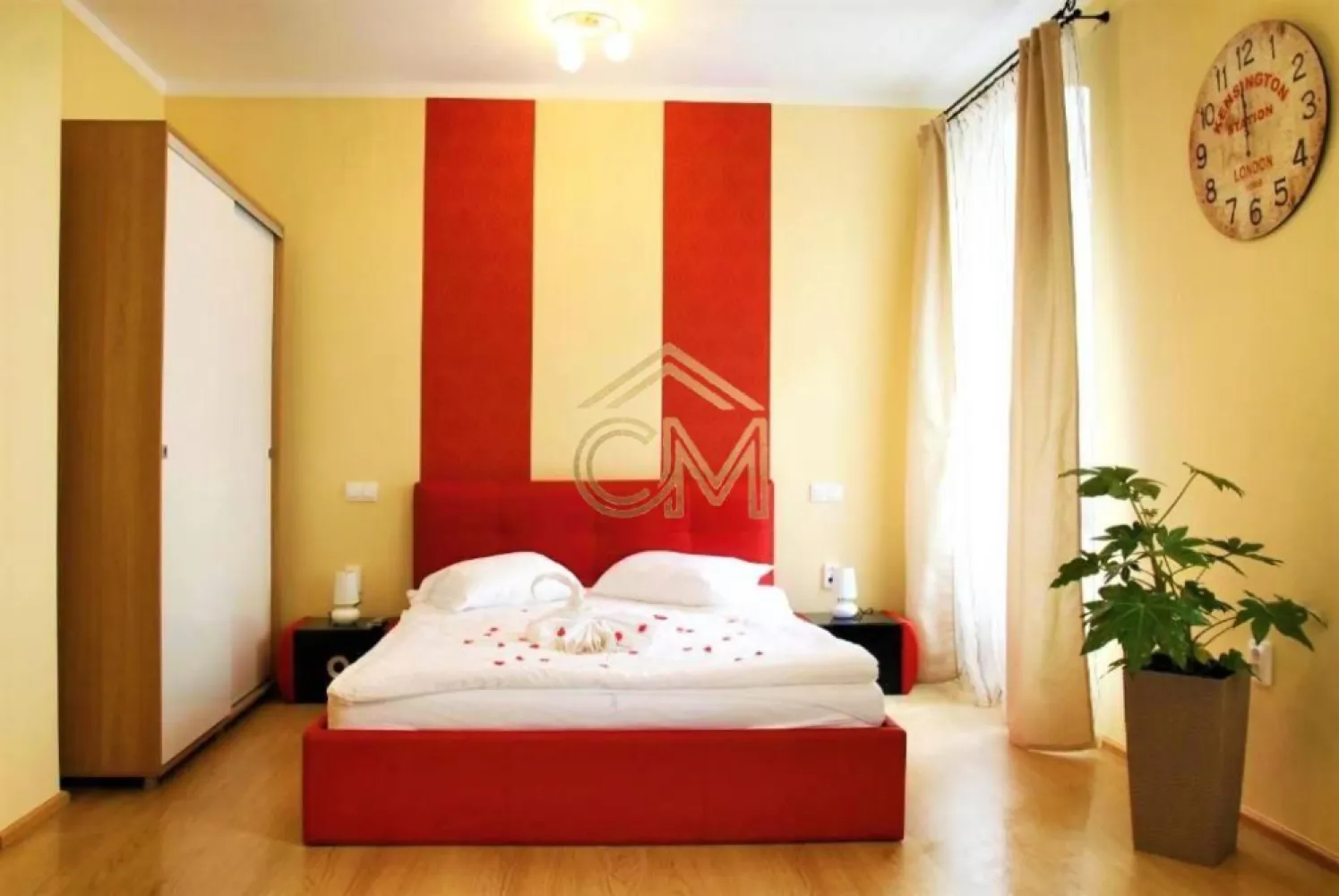 Apartament 4 Camere-138MPU- Ultracentral-Etaj 1 - 💼 Oportunitate de Investiție High-Yield: Business la cheie în Zona Ultracentrală – Parcul Astra
Vă prezentăm o proprietate rară și extrem de profitabilă, situată în inima orașului, cu o vedere deosebită spre Parcul Astra. Este vorba despre un complex format din 4 garsoniere complet independente, finisate, utilate și pregătite din toate punctele de vedere pentru regim hotelier (Airbnb / Booking) sau închiriere pe termen lung.

📐 Structură și Compartimentare (138 mp Utili)
Fiecare unitate locativă a fost gândită inteligent pentru a maximiza spațiul și confortul oaspeților, având baie și bucătărie proprie:

2 Garsoniere Decomandate: Confort sporit, cu delimitare clară a spațiilor.

2 Garsoniere Tip Studio: Moderne, cochete și foarte solicitate de către turiști.

📦 Anexe și Spații de Depozitare Incluse
Un mare avantaj logistic pentru administrarea regimului hotelier (depozitare lenjerii, produse de curățenie etc.) îl reprezintă anexele generoase din proprietate:

Pivniță 1: 22 mp

Pivniță 2: 11 mp

3 Spații de depozitare (magazii): 7 mp în total

📈 De ce reprezintă această proprietate investiția perfectă?
Business la cheie: Unitățile sunt pregătite pentru introducerea imediată în circuitul turistic. Nu necesită timp pierdut cu renovări sau reamenajări.

Locație de top: Poziționarea ultracentrală, lângă Parcul Astra, garantează un grad de ocupare ridicat pe tot parcursul anului.

Optimizarea costurilor: Fiind grupate pe același etaj, administrarea, curățenia și mentenanța celor 4 unități se fac mult mai rapid și mai ieftin.

📞 Detalii și Vizionări: 0732258587

✉️ Pentru informații suplimentare, randament estimat sau programarea unei vizionări, vă stăm la dispoziție prin mesaj privat sau telefonic.