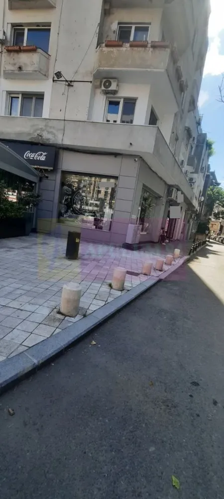 Spatiu comercial la inchiriere in zona Magheru - Va oferim spre inchiriere un spatiu comercial in zona Magheru, cu o suprafata de 58mp+pivnita 58mp, cu 3 vitrine si o singura intrare.
Ideal orice tip de activitate.
Pentru detalii si vizionari contactati agentul la 0733683461 Dona Camelia