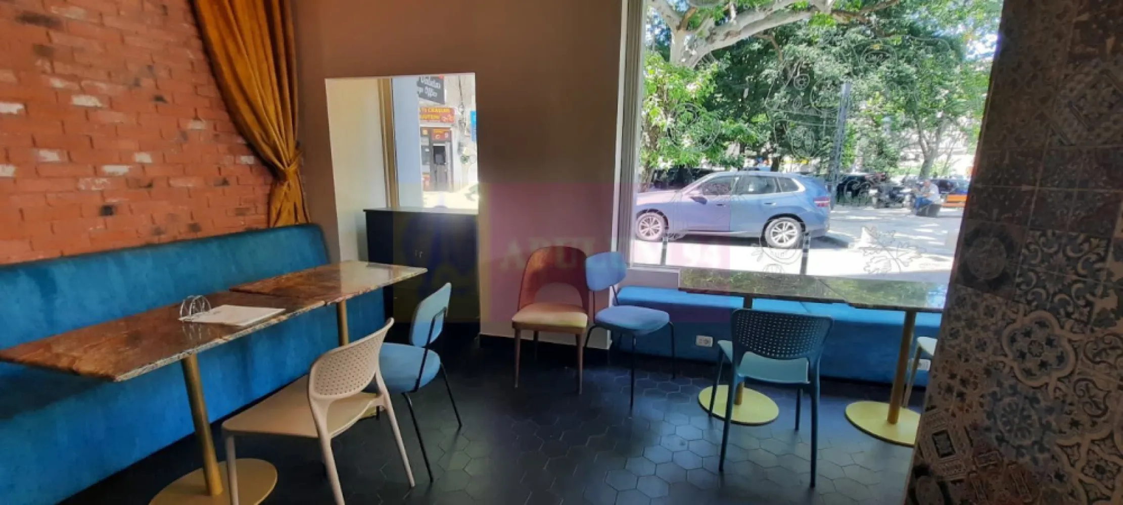 Spatiu comercial la inchiriere in zona Magheru - Va oferim spre inchiriere un spatiu comercial in zona Magheru, cu o suprafata de 58mp+pivnita 58mp, cu 3 vitrine si o singura intrare.
Ideal orice tip de activitate.
Pentru detalii si vizionari contactati agentul la 0733683461 Dona Camelia