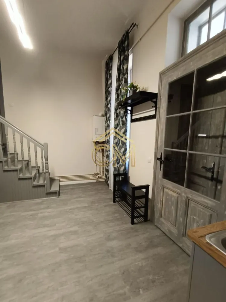Apartament 4 Camere-Ultracentral-Etaj 1-Pivnita-82MPU - 🎯 Oportunitate Unică: Proprietate Duală în Zona Ultracentrală – Vedere spre Parcul Astra
Vă oferim spre vânzare o proprietate deosebită, situată în zona ultracentrală a orașului, cu o vedere panoramică superbă direct spre Parcul Astra.

Marele avantaj al acestui imobil este compartimentarea inteligentă: deși în acte figurează ca un singur apartament de 4 camere, spațiul a fost configurat în două apartamente complet independente, fiecare cu câte 2 camere și utilități proprii.

📐 Detalii Tehnice și Suprafețe
Suprafață utilă: 82 mp

Suprafață construită: 115 mp

Etaj: 1

Anexe: Dispune de pivniță separată, ideală pentru depozitare in suprafata de 15,20 MPU

🔄 Compartimentare Inteligentă (2 Intrări Separate)
Proprietatea este deja împărțită în două unități locative distincte, ideale pentru exploatare imediată:

Apartamentul 1: 2 camere, bucătărie, baie proprie.

Apartamentul 2: 2 camere, baie proprie, acces separat.

🛠️ Stare Imobil: Renovat Integral
Locuința a fost renovată complet, de la zero, cu finisaje de calitate superioară. Toate instalațiile sunt noi, iar spațiul este gata pentru utilizare imediată, fără a mai necesita nicio investiție din partea viitorului proprietar.

📈 Potențial Maxim: Investiție sau Locuit
Datorită poziționării de top și a celor două intrări separate, proprietatea oferă o flexibilitate rară pe piață:

Regim Hotelier (Airbnb / Booking): Configurația permite închirierea simultană a două unități locative în inima orașului, garantând un randament anual excelent.

Chirie pe termen lung / Hibrid: Puteți locui într-o jumătate de apartament în timp ce o închiriați pe cealaltă, sau puteți genera două chirii distincte.

Locuință pentru familii extinse: Perfect pentru cei care își doresc independență, dar vor să rămână aproape de familie.

📞 Contact pentru detalii și vizionări: 0732258587