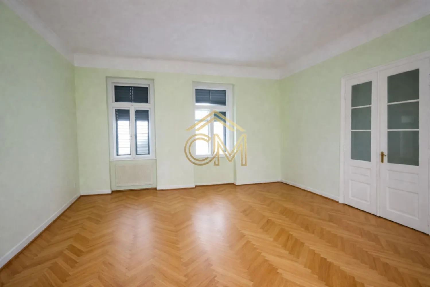 Apartament 4 Camere-Ultracentral-Etaj 1-Pivnita-82MPU - 🎯 Oportunitate Unică: Proprietate Duală în Zona Ultracentrală – Vedere spre Parcul Astra
Vă oferim spre vânzare o proprietate deosebită, situată în zona ultracentrală a orașului, cu o vedere panoramică superbă direct spre Parcul Astra.

Marele avantaj al acestui imobil este compartimentarea inteligentă: deși în acte figurează ca un singur apartament de 4 camere, spațiul a fost configurat în două apartamente complet independente, fiecare cu câte 2 camere și utilități proprii.

📐 Detalii Tehnice și Suprafețe
Suprafață utilă: 82 mp

Suprafață construită: 115 mp

Etaj: 1

Anexe: Dispune de pivniță separată, ideală pentru depozitare in suprafata de 15,20 MPU

🔄 Compartimentare Inteligentă (2 Intrări Separate)
Proprietatea este deja împărțită în două unități locative distincte, ideale pentru exploatare imediată:

Apartamentul 1: 2 camere, bucătărie, baie proprie.

Apartamentul 2: 2 camere, baie proprie, acces separat.

🛠️ Stare Imobil: Renovat Integral
Locuința a fost renovată complet, de la zero, cu finisaje de calitate superioară. Toate instalațiile sunt noi, iar spațiul este gata pentru utilizare imediată, fără a mai necesita nicio investiție din partea viitorului proprietar.

📈 Potențial Maxim: Investiție sau Locuit
Datorită poziționării de top și a celor două intrări separate, proprietatea oferă o flexibilitate rară pe piață:

Regim Hotelier (Airbnb / Booking): Configurația permite închirierea simultană a două unități locative în inima orașului, garantând un randament anual excelent.

Chirie pe termen lung / Hibrid: Puteți locui într-o jumătate de apartament în timp ce o închiriați pe cealaltă, sau puteți genera două chirii distincte.

Locuință pentru familii extinse: Perfect pentru cei care își doresc independență, dar vor să rămână aproape de familie.

📞 Contact pentru detalii și vizionări: 0732258587