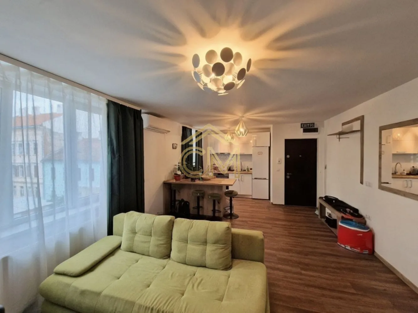 Aparatment 3 Camere-Etaj 3- Ultracentral- Modern - Închiriere Apartament 3 Camere | Ultra-Central Sibiu (Zona Arhivelor / Piața Mare)

Cauți un loc care să îmbine perfect vibe-ul istoric al Sibiului cu confortul modern? Acest apartament situat în zona premium a orașului, la doar câțiva pași de Piața Mare, își caută chiriașii!

✨ Detalii proprietate:

Configurație: 3 camere inteligente – Living spațios de tip open-space cu bucătărie complet utilată, 1 dormitor matrimonial călduros și 1 birou ideal pentru text-de-acasă (remote work).

Baie: Finisată modern, cu materiale de calitate.

Etaj: 3 (oferă o priveliște excelentă și liniște față de agitația străzii).

Stare: Finisat modern, complet mobilat și utilat premium – te poți muta imediat!

💎 Avantaje top:

Locație de revistă: Zona Arhivelor, chiar lângă Piața Mare.

Acces ultra-rapid la cele mai bune restaurante, cafenele și puncte de interes din Sibiu.

Perfect pentru un cuplu sau un profesionist care are nevoie de un spațiu dedicat pentru birou.

📞 Contact: Pentru detalii și vizionări, lasă-mi un mesaj în privat sau sună la 0732258587