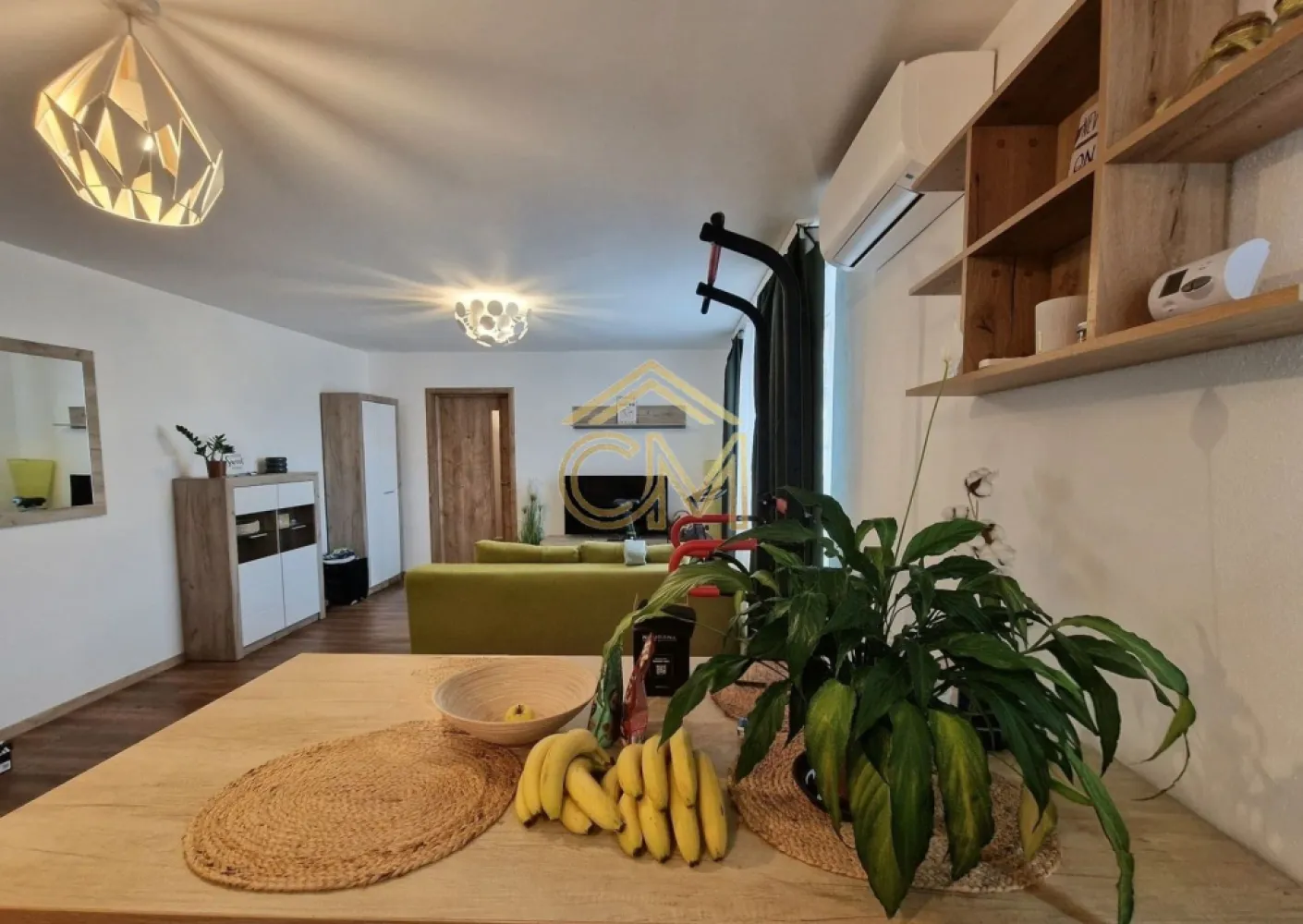 Aparatment-3 Camere-Ultracentral-Renovat Complet - Vă propunem spre vânzare un apartament deosebit, situat în inima Sibiului, Zona Arhivelor-Piata Mare, la doar câțiva pași de Piața Mare. Proprietatea reprezintă o oportunitate rară de investiție sau locuință, îmbinând farmecul zonei istorice cu confortul modern.

📐 Detalii și Compartimentare
Apartamentul are 3 Camere cu o suprafață totală de 62 mp, este situat la etajul 3 și are o compartimentare inteligentă și funcțională:

Living primitor cu bucătărie (open space modern)

Dormitor luminos și confortabil

Birou (ideal pentru work from home sau cameră de oaspeți)

Baie dotată cu geam (asigură o aerisire naturală optimă)

🛠️ Renovare Completă (2021)
Locuința a fost renovată integral în anul 2021, de la stadiul de gri, folosindu-se materiale de calitate superioară. Au fost schimbate complet:

Instalațiile electrice

Instalațiile termice

Instalațiile sanitare

💡 Pregătit pentru viitor: Nu necesită nicio investiție suplimentară. Vă puteți muta imediat!

📈 Potențial Excelent: Locuință sau Investiție
Datorită poziționării ultracentrale de top (stradă pietonală/semi-pietonală extrem de căutată), apartamentul este ideal pentru:

Regim Hotelier (Airbnb / Booking): Cerere turistică masivă pe tot parcursul anului.

Chirie pe termen lung: Pretabil pentru expați, tineri profesioniști sau studenți.

Locuință personală: Pentru cei care vor să se bucure de viața culturală a Sibiului, având restaurantele, cafenelele și muzeele la doi pași.
Pentru mai multe detalii sau pentru o vizionare suna la numarul 0732258587