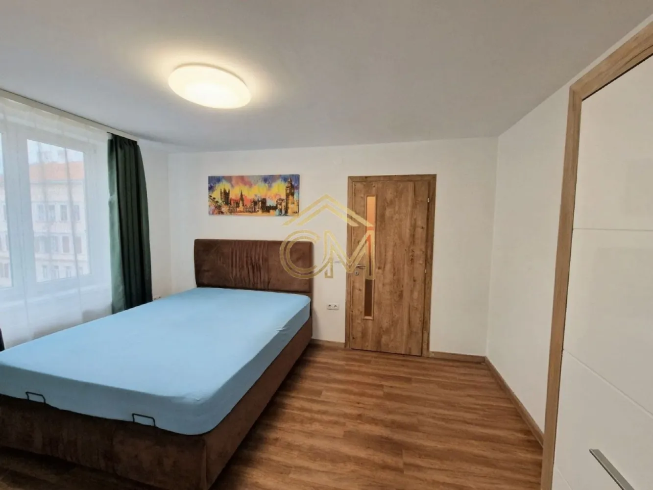 Aparatment-3 Camere-Ultracentral-Renovat Complet - Vă propunem spre vânzare un apartament deosebit, situat în inima Sibiului, Zona Arhivelor-Piata Mare, la doar câțiva pași de Piața Mare. Proprietatea reprezintă o oportunitate rară de investiție sau locuință, îmbinând farmecul zonei istorice cu confortul modern.

📐 Detalii și Compartimentare
Apartamentul are 3 Camere cu o suprafață totală de 62 mp, este situat la etajul 3 și are o compartimentare inteligentă și funcțională:

Living primitor cu bucătărie (open space modern)

Dormitor luminos și confortabil

Birou (ideal pentru work from home sau cameră de oaspeți)

Baie dotată cu geam (asigură o aerisire naturală optimă)

🛠️ Renovare Completă (2021)
Locuința a fost renovată integral în anul 2021, de la stadiul de gri, folosindu-se materiale de calitate superioară. Au fost schimbate complet:

Instalațiile electrice

Instalațiile termice

Instalațiile sanitare

💡 Pregătit pentru viitor: Nu necesită nicio investiție suplimentară. Vă puteți muta imediat!

📈 Potențial Excelent: Locuință sau Investiție
Datorită poziționării ultracentrale de top (stradă pietonală/semi-pietonală extrem de căutată), apartamentul este ideal pentru:

Regim Hotelier (Airbnb / Booking): Cerere turistică masivă pe tot parcursul anului.

Chirie pe termen lung: Pretabil pentru expați, tineri profesioniști sau studenți.

Locuință personală: Pentru cei care vor să se bucure de viața culturală a Sibiului, având restaurantele, cafenelele și muzeele la doi pași.
Pentru mai multe detalii sau pentru o vizionare suna la numarul 0732258587
