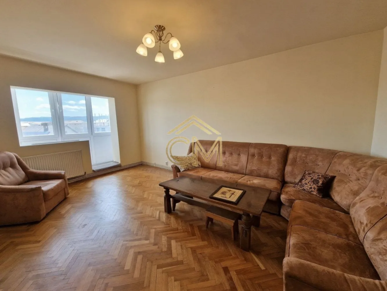 Apartament 4 Camere-2 Bai-2 Balcoane- Pivnita-80 MP - Va propunem spre vanzare un apartament cu 4 camere, complet decomandat, situat într-o zonă excelentă: chiar la granița dintre Zona Centrală și cartierul Ștrand. Dacă ești în căutarea unui spațiu generos, primitor și situat aproape de tot ce ai nevoie, s-ar putea ca acesta să fie viitorul tău cămin!

Apartamentul se află la etajul 3 din 4 (poziția ideală din punct de vedere termic și al liniștii) și vine cu o compartimentare excelentă pentru o familie care apreciază spațiul și intimitatea.

 Ce găsești în interior?
4 camere mari și luminoase, perfecte pentru dormitoare, living și un birou de lucru acasă.

2 băi, ca să eviți aglomerația din fiecare dimineață.

2 holuri care oferă o separare foarte bună între zona de zi și cea de odihnă.

2 balcoane închise, ideale pentru o cafea dimineața sau pentru extra-spațiu.

📦 Campion la spații de depozitare!
Știm cât de importante sunt locurile pentru organizare, iar acest apartament stă excelent la acest capitol:

3 debarale și 1 cămară în interior (pentru haine, electrocasnice și provizii).

Pivniță proprie la subsolul blocului (perfectă pentru biciclete, cauciucuri sau lucruri sezoniere).
 
 Locație de top
Ești la câțiva pași de Centru, dar te bucuri de atmosfera liniștită și verde specifică cartierului Ștrand. Școli, parcuri, magazine și stații de transport – toate sunt în imediata apropiere.

- De ce se vinde rapid?
Proprietarul dorește o tranzacționare rapidă, actele sunt complet la zi și pregătite pentru vânzare. Prețul este competitiv, iar apartamentul oferă o bază perfectă pentru a fi personalizat exact așa cum îți dorești.

Sună acum la 0732258587 pentru a stabili o vizionare rapidă sau pentru mai multe informatii. Proprietățile atât de spațioase în această zonă sunt destul de rare!