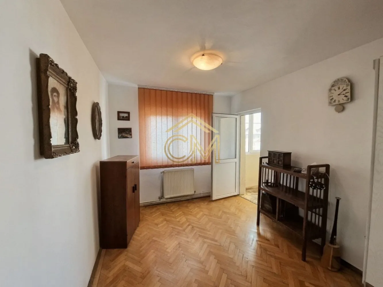 Apartament 4 Camere-2 Bai-2 Balcoane- Pivnita-80 MP - Va propunem spre vanzare un apartament cu 4 camere, complet decomandat, situat într-o zonă excelentă: chiar la granița dintre Zona Centrală și cartierul Ștrand. Dacă ești în căutarea unui spațiu generos, primitor și situat aproape de tot ce ai nevoie, s-ar putea ca acesta să fie viitorul tău cămin!

Apartamentul se află la etajul 3 din 4 (poziția ideală din punct de vedere termic și al liniștii) și vine cu o compartimentare excelentă pentru o familie care apreciază spațiul și intimitatea.

 Ce găsești în interior?
4 camere mari și luminoase, perfecte pentru dormitoare, living și un birou de lucru acasă.

2 băi, ca să eviți aglomerația din fiecare dimineață.

2 holuri care oferă o separare foarte bună între zona de zi și cea de odihnă.

2 balcoane închise, ideale pentru o cafea dimineața sau pentru extra-spațiu.

📦 Campion la spații de depozitare!
Știm cât de importante sunt locurile pentru organizare, iar acest apartament stă excelent la acest capitol:

3 debarale și 1 cămară în interior (pentru haine, electrocasnice și provizii).

Pivniță proprie la subsolul blocului (perfectă pentru biciclete, cauciucuri sau lucruri sezoniere).
 
 Locație de top
Ești la câțiva pași de Centru, dar te bucuri de atmosfera liniștită și verde specifică cartierului Ștrand. Școli, parcuri, magazine și stații de transport – toate sunt în imediata apropiere.

- De ce se vinde rapid?
Proprietarul dorește o tranzacționare rapidă, actele sunt complet la zi și pregătite pentru vânzare. Prețul este competitiv, iar apartamentul oferă o bază perfectă pentru a fi personalizat exact așa cum îți dorești.

Sună acum la 0732258587 pentru a stabili o vizionare rapidă sau pentru mai multe informatii. Proprietățile atât de spațioase în această zonă sunt destul de rare!
