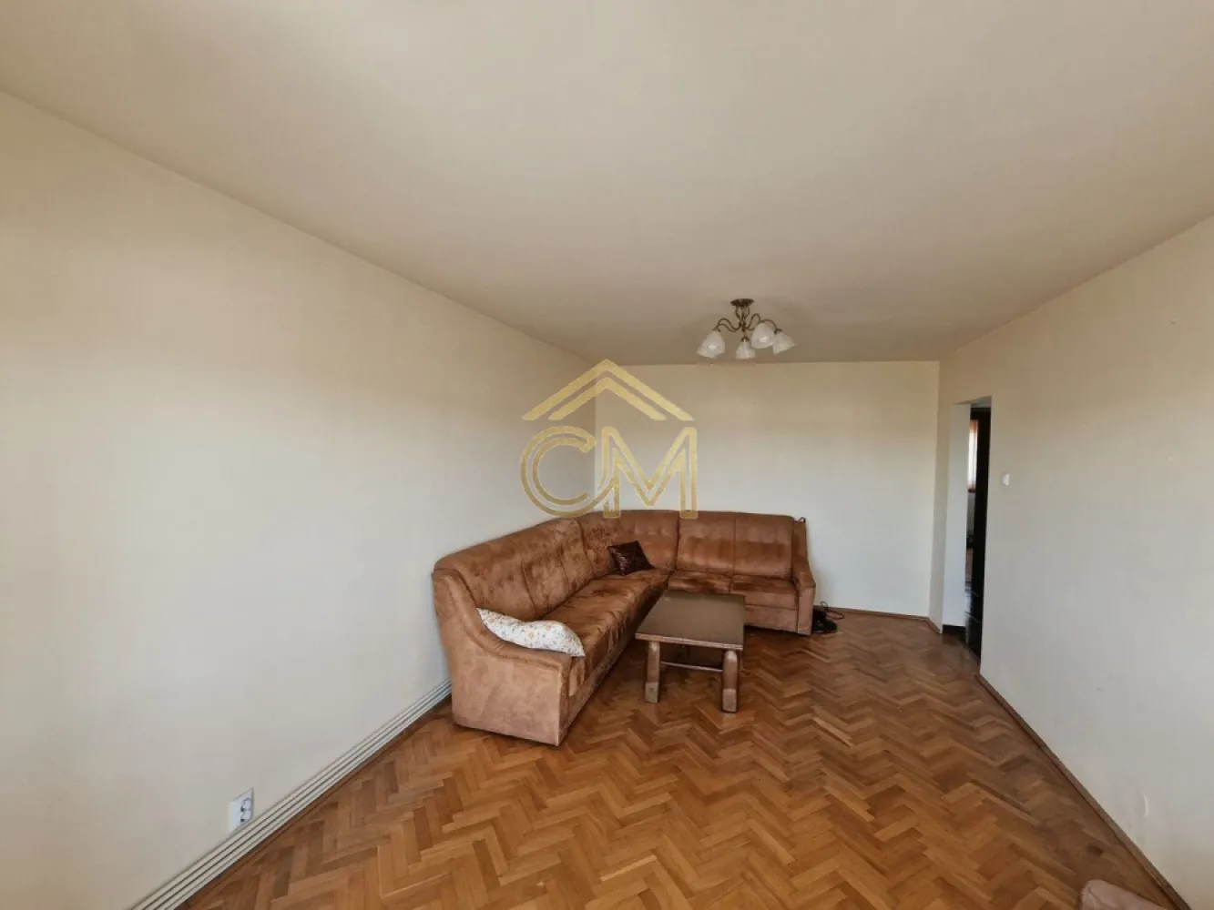 Apartament 4 Camere-2 Bai-2 Balcoane- Pivnita-80 MP - Va propunem spre vanzare un apartament cu 4 camere, complet decomandat, situat într-o zonă excelentă: chiar la granița dintre Zona Centrală și cartierul Ștrand. Dacă ești în căutarea unui spațiu generos, primitor și situat aproape de tot ce ai nevoie, s-ar putea ca acesta să fie viitorul tău cămin!

Apartamentul se află la etajul 3 din 4 (poziția ideală din punct de vedere termic și al liniștii) și vine cu o compartimentare excelentă pentru o familie care apreciază spațiul și intimitatea.

 Ce găsești în interior?
4 camere mari și luminoase, perfecte pentru dormitoare, living și un birou de lucru acasă.

2 băi, ca să eviți aglomerația din fiecare dimineață.

2 holuri care oferă o separare foarte bună între zona de zi și cea de odihnă.

2 balcoane închise, ideale pentru o cafea dimineața sau pentru extra-spațiu.

📦 Campion la spații de depozitare!
Știm cât de importante sunt locurile pentru organizare, iar acest apartament stă excelent la acest capitol:

3 debarale și 1 cămară în interior (pentru haine, electrocasnice și provizii).

Pivniță proprie la subsolul blocului (perfectă pentru biciclete, cauciucuri sau lucruri sezoniere).
 
 Locație de top
Ești la câțiva pași de Centru, dar te bucuri de atmosfera liniștită și verde specifică cartierului Ștrand. Școli, parcuri, magazine și stații de transport – toate sunt în imediata apropiere.

- De ce se vinde rapid?
Proprietarul dorește o tranzacționare rapidă, actele sunt complet la zi și pregătite pentru vânzare. Prețul este competitiv, iar apartamentul oferă o bază perfectă pentru a fi personalizat exact așa cum îți dorești.

Sună acum la 0732258587 pentru a stabili o vizionare rapidă sau pentru mai multe informatii. Proprietățile atât de spațioase în această zonă sunt destul de rare!