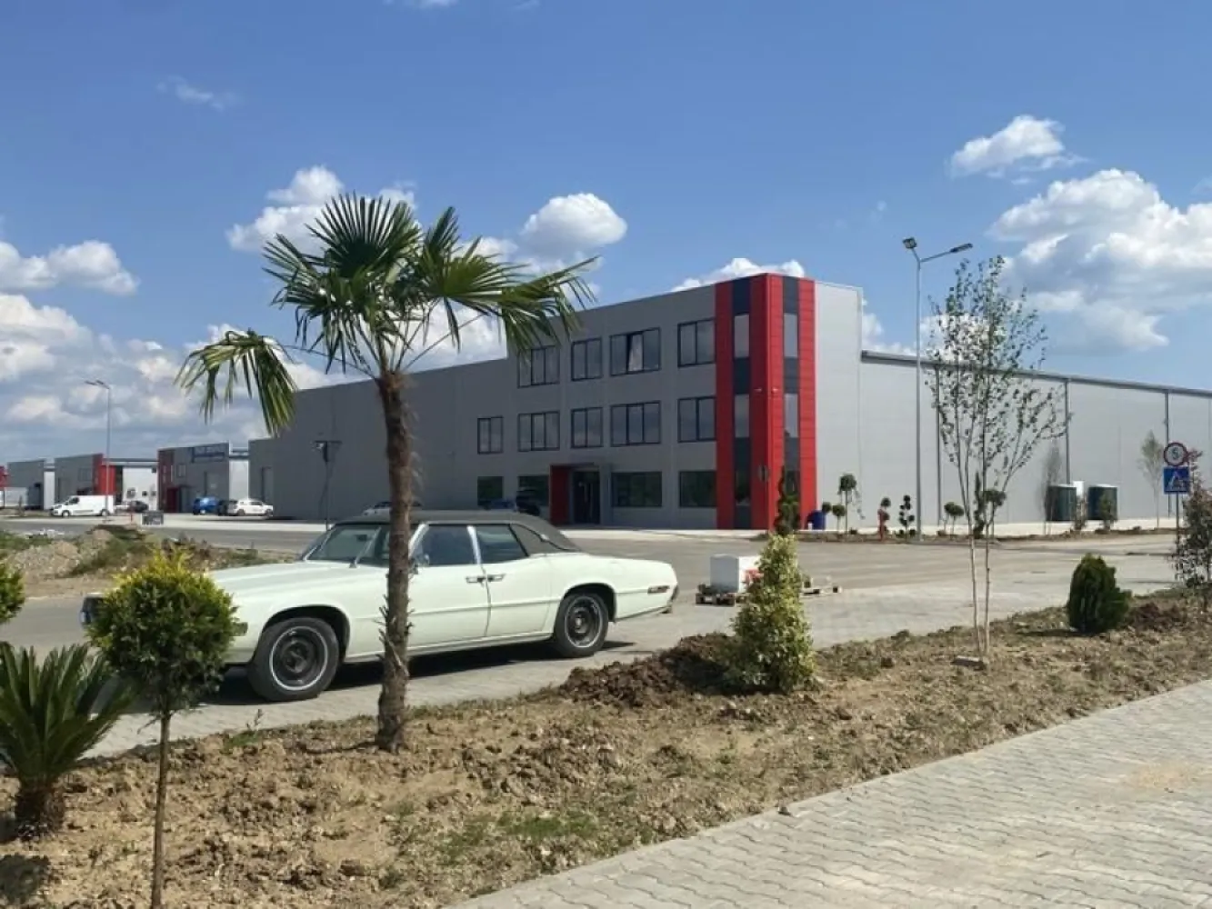 Hala cu rampa de inchiriat 593mp Parc TBM centura Chiajna Chitila - Oferim hale noi de inchiriat in incinta Parc TBM pe soseaua de centura Chiajna Chitila, compusa din depozit si birouri. Hala beneficiaza de o pozitie extrem de avantajoasa, pe soseaua de centura Chiajna Chitila, la 50m fata de centura ,exista staie de autobuz chiar in fata si strazile din imprejurimi sunt asfaltate.Hala este amplasata in parcul TBM Industrial, foarte aproape de A1, de DN1, DN7 si de intreaga zona de nord si vest unde sunt concentrate o mare parte dintre depozitele logistice: Emag, Altex, etc.Parcul beneficiaza de drumuri asfaltate, zone verzi, supraveghere si paza umana 24/7, acces bariera, hidranti exteriori, cale dubla de acces, restaurant excelent in incinta parcului.

Curtea este generoasa, are suprafata de 1500mp , complet betonata si este individuala, prevazuta cu numeroase locuri de parcare, acces TIR si zona de asteptare. Imobilul este racordat la apa curenta si canalizare curent 220-380 kw, 50KVA usa de acces drive in 4m x 4.2m, iluminat cu panouri led interior si exterior.

Zona de depozitare are 525 mp supr. utila ,fara stalpi interiori, deschidere 21m, inalta de 7m.

In hala exista grup sanitar, prize 220-380kw , puncte de apa suplimentare interior /exterior si este iluminata cu lampi pe led de capacitate mare si iluminatoare pentru lumina naturala.

ZONA DE BIROURI are 65mp si este amplasata pe parter, la nevoie se poate suplimenta si cu etaj(este turnata placa beton peste etaj).Birourile sunt incalzite cu pompe de caldura Mitsubishi, obiecte sanitare Romstal, rezervoare Geberit, gresie portelana Spania, plafon casetat, prize si intrerupatoare electrice modulare Schneider si prize de internet in fiecare birou.
Pentru mai multe detalii sau vizionare, va rog sa ne contactati.
