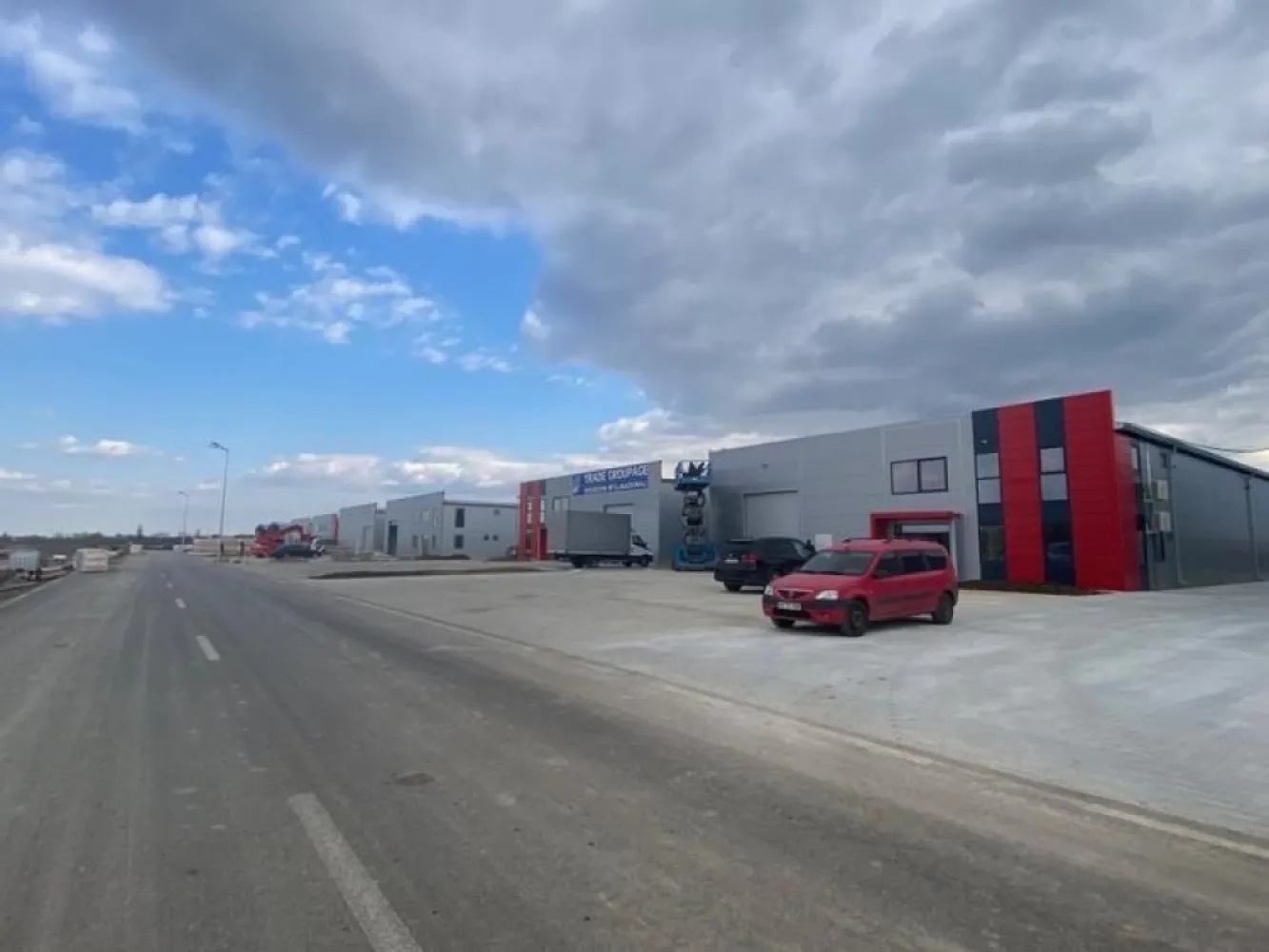 Hala cu rampa de inchiriat 593mp Parc TBM centura Chiajna Chitila - Oferim hale noi de inchiriat in incinta Parc TBM pe soseaua de centura Chiajna Chitila, compusa din depozit si birouri. Hala beneficiaza de o pozitie extrem de avantajoasa, pe soseaua de centura Chiajna Chitila, la 50m fata de centura ,exista staie de autobuz chiar in fata si strazile din imprejurimi sunt asfaltate.Hala este amplasata in parcul TBM Industrial, foarte aproape de A1, de DN1, DN7 si de intreaga zona de nord si vest unde sunt concentrate o mare parte dintre depozitele logistice: Emag, Altex, etc.Parcul beneficiaza de drumuri asfaltate, zone verzi, supraveghere si paza umana 24/7, acces bariera, hidranti exteriori, cale dubla de acces, restaurant excelent in incinta parcului.

Curtea este generoasa, are suprafata de 1500mp , complet betonata si este individuala, prevazuta cu numeroase locuri de parcare, acces TIR si zona de asteptare. Imobilul este racordat la apa curenta si canalizare curent 220-380 kw, 50KVA usa de acces drive in 4m x 4.2m, iluminat cu panouri led interior si exterior.

Zona de depozitare are 525 mp supr. utila ,fara stalpi interiori, deschidere 21m, inalta de 7m.

In hala exista grup sanitar, prize 220-380kw , puncte de apa suplimentare interior /exterior si este iluminata cu lampi pe led de capacitate mare si iluminatoare pentru lumina naturala.

ZONA DE BIROURI are 65mp si este amplasata pe parter, la nevoie se poate suplimenta si cu etaj(este turnata placa beton peste etaj).Birourile sunt incalzite cu pompe de caldura Mitsubishi, obiecte sanitare Romstal, rezervoare Geberit, gresie portelana Spania, plafon casetat, prize si intrerupatoare electrice modulare Schneider si prize de internet in fiecare birou.
Pentru mai multe detalii sau vizionare, va rog sa ne contactati.