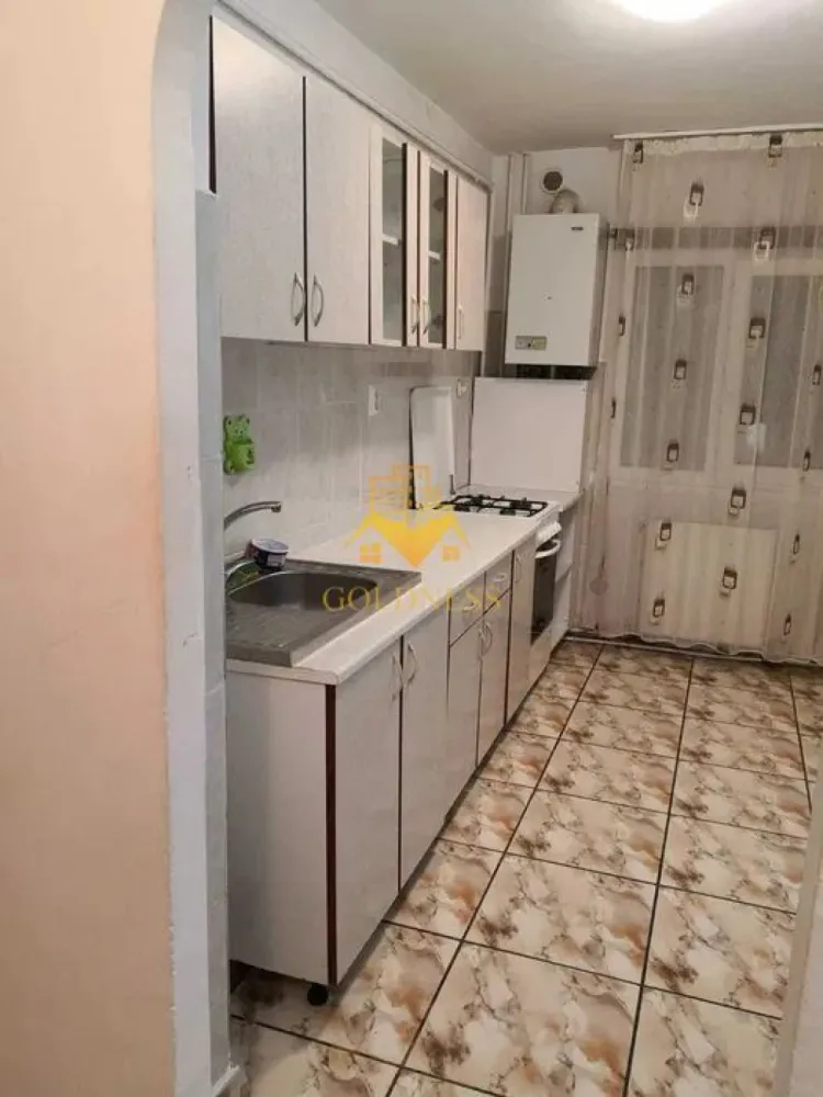 2 Camere decomandate, Zorilor, UMF, UTCN, Observatorului,Sigma,Parcare - GOLDNESS Imobiliare vă propune spre închiriere un apartament cu 2 camere complet mobilat și utilat, la etajul 3 într-un imobil de 4 etaje, în Cartierul Zorilor!
Dispune de parcare contracost 25E
Se află în apropierea stațiilor de transport în comun, magazine, restaurante, spații verzi, farmacii, etc. 

Apartamentul este compartimentat astfel:
 - dormitor cu pat matrimonial, dressing, noptiere
 - living cu canapea extensibilă, loc de servit masa 
 - bucatariecomplet utilată și mobilată, 
 - baie cu cada, calorifer port prosop și dulap pentru depozitare.
 - balcon 6 mp.

Imobilul este dotat cu toate cele necesare- centrală proprie, frigider, aragaz, hotă, mașină de spălat haine, etc. 

Dacă sunteți interesați de acest apartament și doriți să îl vizionați, dar și pentru alte oferte nu ezitați să ne contactați telefonic sau prin e-mail. Vă stăm la dispoziție!
Pentru intermediere se percepe un comision de 50% din prețul chiriei!