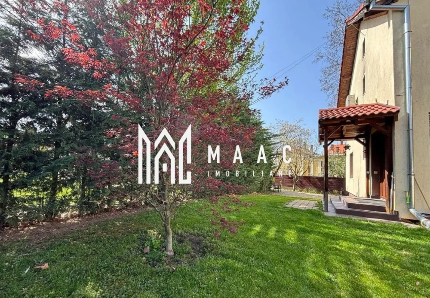 Casa individuala | Centru | Teren 628 mp - MAAC Imobiliare vă propune spre vânzare, în exclusivitate, o vilă situată în centrul orașului, la doar câteva minute de Piața Mare, o proprietate rară prin poziționare, suprafața terenului și nivelul de intimitate oferit.

Locuința este desfășurată pe S+P+E și beneficiază de o compartimentare funcțională, adaptată unui stil de viață confortabil:

parter:
-living cu ieșire pe terasă
-bucătărie
-birou
-hol
-baie

etaj:
-2 dormitoare
-open space care poate fi transformat în dormitor
-baie
-dressing

Podul casei a fost transformat într-un dormitor pentru oaspeți, foarte luminos, oferind un spațiu suplimentar util și versatil.

Proprietatea dispune de un teren în suprafață de 628 mp, amenajat cu gazon, asigurând un cadru verde și aerisit chiar în zona centrală a orașului. Poziționarea terenului oferă un nivel ridicat de intimitate, un avantaj major pentru o vilă situată în centrul urban.

Această vilă reprezintă o oportunitate pentru cei care își doresc o proprietate spațioasă, cu teren generos, în proximitatea Pieței Mari, beneficiind de acces rapid către punctele de interes centrale.

Pentru mai multe detalii, vă rugăm să menționați ID: CP3170084 la telefon.