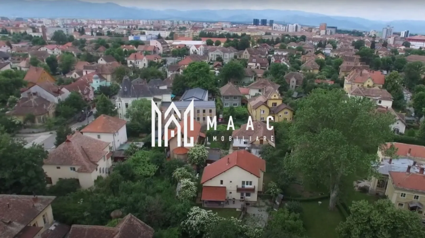 Casa individuala | Centru | Teren 628 mp - MAAC Imobiliare vă propune spre vânzare, în exclusivitate, o vilă situată în centrul orașului, la doar câteva minute de Piața Mare, o proprietate rară prin poziționare, suprafața terenului și nivelul de intimitate oferit.

Locuința este desfășurată pe S+P+E și beneficiază de o compartimentare funcțională, adaptată unui stil de viață confortabil:

parter:
-living cu ieșire pe terasă
-bucătărie
-birou
-hol
-baie

etaj:
-2 dormitoare
-open space care poate fi transformat în dormitor
-baie
-dressing

Podul casei a fost transformat într-un dormitor pentru oaspeți, foarte luminos, oferind un spațiu suplimentar util și versatil.

Proprietatea dispune de un teren în suprafață de 628 mp, amenajat cu gazon, asigurând un cadru verde și aerisit chiar în zona centrală a orașului. Poziționarea terenului oferă un nivel ridicat de intimitate, un avantaj major pentru o vilă situată în centrul urban.

Această vilă reprezintă o oportunitate pentru cei care își doresc o proprietate spațioasă, cu teren generos, în proximitatea Pieței Mari, beneficiind de acces rapid către punctele de interes centrale.

Pentru mai multe detalii, vă rugăm să menționați ID: CP3170084 la telefon.