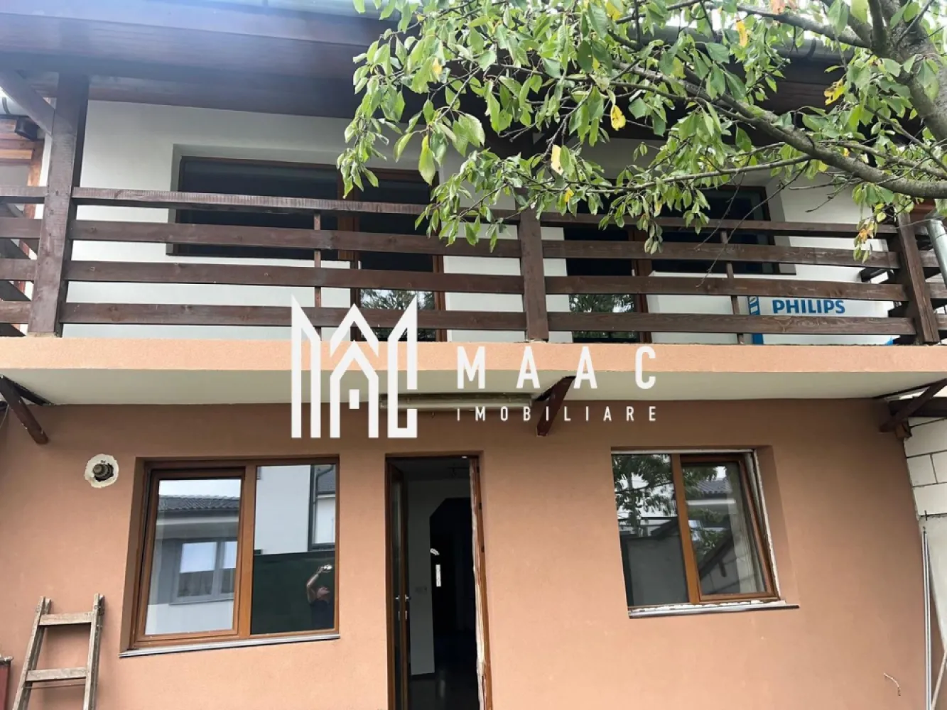 Casă 4 camere | Șelimbăr, Strada Zorilor | 125 mp utili, curte 100 mp - Casă individuală cu 4 camere, situată în Șelimbăr, pe Strada Zorilor, cu 110 mp utili, 3 dormitoare și curte proprie de 150 mp. Proprietatea este finisată și se adresează celor care caută o locuință la cheie, cu spațiu interior bine organizat și exterior privat.

Detalii proprietate:
• Suprafață utilă: 110 mp
• Suprafață teren/curte: 150 mp
• Compartimentare: 4 camere, 3 dormitoare, 2 băi, 1 bucătărie
• Zonă de zi cu living și bucătărie open-space
• 2 balcoane și 1 terasă
• 2 locuri de parcare
• Construcție din cărămidă, acoperiș din țiglă
• An construcție: 2012
• Stadiu: finisată, la cheie, pregătită pentru mutare imediată

Localizare:
Proprietatea este amplasată în Șelimbăr, pe Strada Zorilor.

Cod anunț CP3169875. Contactați-ne pentru detalii suplimentare și pentru programarea unei vizionări.