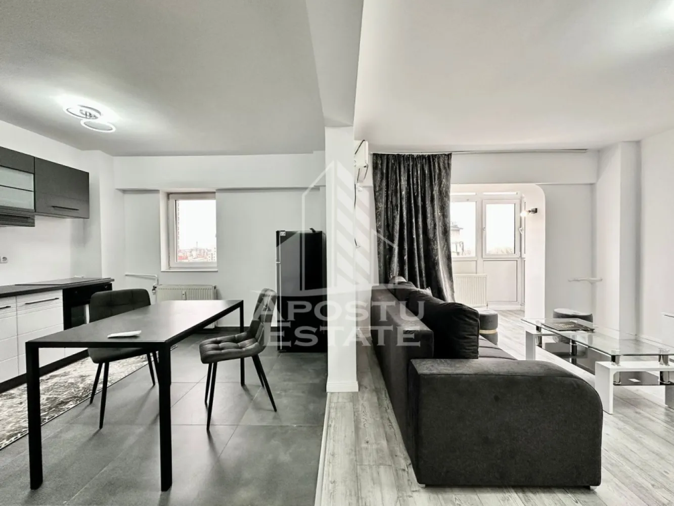 Apartament 2 camere zona centrala langa universtatea Aurel Vlaicu - Apostu Estate va pune la dispozitie un apartament cu 2 camere, situat in zona centrala, la doar cativa pasi de Universitatea Aurel Vlaicu si in imediata apropiere a parcului. O locuinta moderna, luminoasa, ideala pentru cei care cauta confort si acces rapid la facilitati urbane.
Apartamentul este situat la etajul 8, intr-un bloc dotat cu lift, si este complet renovat, utilat si mobilat.
Caracteristici ale apartamentului:
Living modern cu dining area
Bucatarie complet mobilata si utilata
Dormitor decomandat cu mobilier nou si TV
Balcon inchis cu priveliste panoramica spre oras
Baie complet utilata, cu dus
Aer conditionat
Internet inclus
Spatii bine optimizate, finisaje de calitate
Avantaje zona centrala:
Acces rapid la transportul public
Aproape de parc, magazine, Profi Market
Zona sigura, civilizata, cu multiple facilitati la indemana
Universitatea Aurel Vlaicu la doar cateva minute de mers pe jos
Un apartament ideal pentru studenti, cupluri sau persoane care isi doresc o locuinta moderna in centrul Aradului.
Pentru detalii suplimentare si vizionari, Apostu Estate va sta la dispozitie.
ID Anunt CP2842521