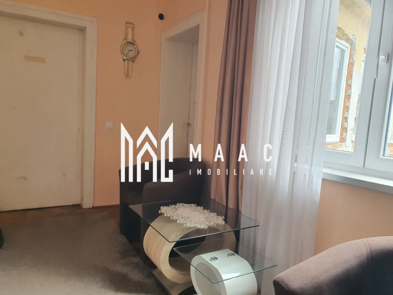 Apartament spațios la casă | Zona istorică – Orașul de Jos - MAAC Imobiliare vă propune spre vânzare un apartament deosebit, situat în centrul istoric al Sibiului, într-o zonă liniștită și plină de farmec – una dintre cele mai căutate zone turistice ale orașului.

Detalii apartament:
Etaj 1, suprafață 106 mp utili
Compartimentare: 3 camere, bucătărie, baie, WC serviciu separat, 2 holuri, cămară
Parchet masiv de stejar – răzuit și lăcuit
Geamuri termopan
Centrală termică proprie și calorifere noi
Instalație electrică complet schimbată (coloană + tablou electric nou, executată cu firmă autorizată)
Interfon

Spații suplimentare:
Curte interioară comună, din care apartamentul deține 105 mp
Acces într-o zonă liniștită și autentică, dar aproape de toate punctele de interes

Avantaje:
Locație premium – în inima centrului istoric
Ideal pentru locuință personală, închiriere clasică sau regim hotelier
Investiție sigură, având în vedere cererea mare în zonă
Proprietatea se află într-o zonă turistică deosebită, foarte aproape de Podul Minciunilor, Piața Mică și principalele atracții ale Sibiului.

📞 Contactează-ne pentru mai multe detalii sau pentru a programa o vizionare, menționați CP2854499!