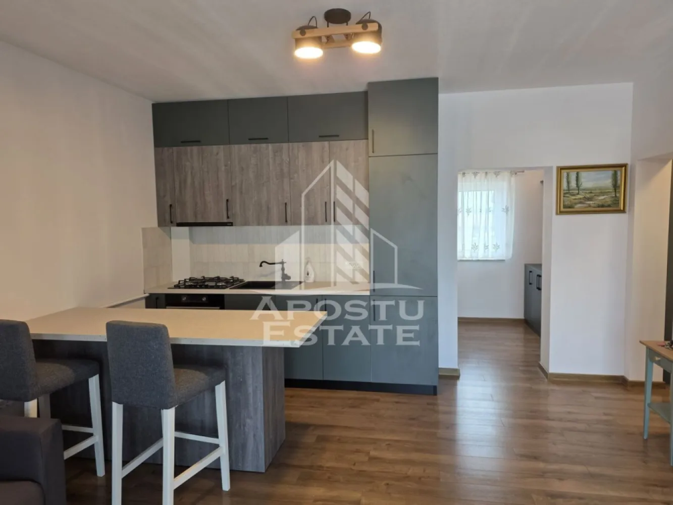 Apartament cu 3 camere, loc de parcare, in Dumbravita - Agentia Imobiliara APOSTU ESTATE va ofera spre inchiriere un apartament premium cu 3 camere, situat intr-o zona linistita din Dumbravita.

Acest apartament este situat la etajul 2 al unui bloc nou, finalizat in anul 2025, cu doar 9 apartamente, si este compartimentat astfel:

* hol de acces;
* living spatios;
* bucatarie complet mobilata si utilata;
* 2 dormitoare;
* baie;
* balcon.

Apartamentul se afla la prima inchiriere si se inchiriaza complet mobilat si utilat, beneficiind de urmatoarele dotari:

* televizoare noi cu diagonale mari;
* masina de spalat vase;
* centrala termica proprie cu incalzire in pardoseala;
* aer conditionat.

In plus, apartamentul dispune de:

* loc de parcare;
* pod pentru depozitare cu scara retractabila;
* camere de supraveghere.

Apartamentul este ideal pentru o persoana sau o familie serioasa, care isi doreste inchirierea pe termen lung. Nu se accepta fumatori si animale de companie.
 Va asteptam cu drag la o vizionare!
ID Intern : CP3181777!
