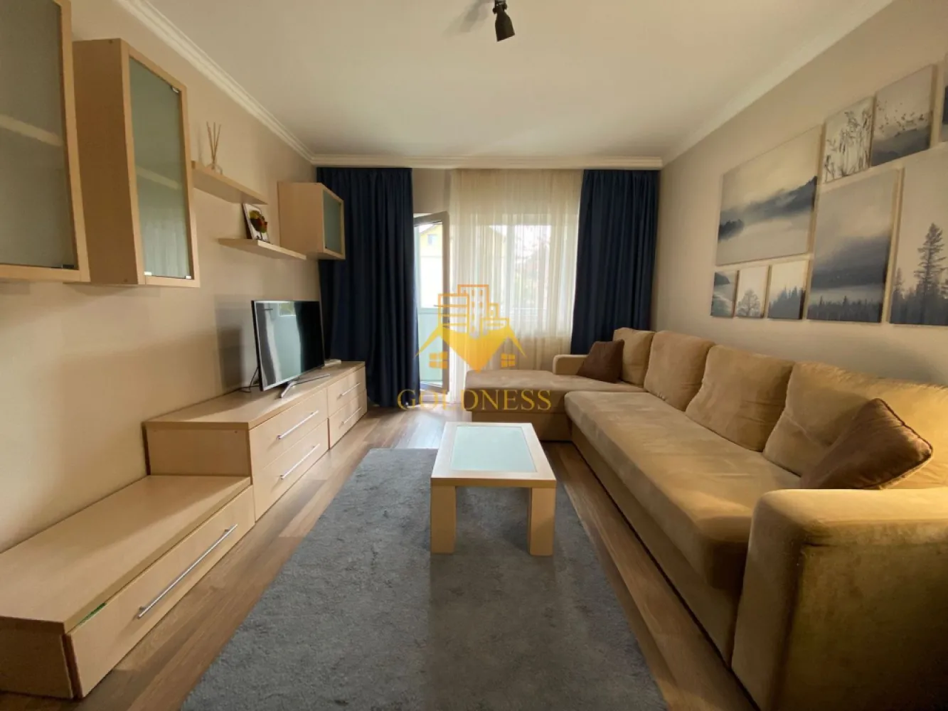 3 camere decomandate, Zorilor, Spitalul de Recuperare, Observatorului - GOLDNESS Imobiliare vă propune spre închiriere un apartament cu 3 camere complet mobilat și utilat, la etajul 3 într-un imobil de 4 etaje, în cartierul Zorilor. 
Apartamentul este compartimentat astfel:
- dormitor cu pat matrimonial, dressing, noptiere.
- dormitor cu pat suprapus, dressing, birou.
- cameră cu canapea extensibilă, comodă TV, spațiu pentru depozitare, dressing.
- bucatarie complet mobilata si utilata, loc de servit masa
- baie cu cadă, calorifer port prosop inox și dulap pentru depozitare.
-baie cu cabină de duș, calorifer port prosop inox și dulap pentru depozitare.

Imobilul este dotat cu toate cele necesare - centrală proprie, mașină de spălat haine, frigider, aragaz, hotă, TV, etc. 
Se află în apropierea stațiilor de transport în comun, magazine, restaurante, spații verzi, farmacii, etc. 

Dacă sunteți interesați de acest apartament și doriți să îl vizionați, dar și pentru alte oferte sau detalii nu ezitați să ne contactați telefonic sau prin e-mail - goldnessimobiliare@gmail.com. Vă stăm la dispoziție!
Pentru intermediere se percepe un comision de 50% din prețul chiriei!