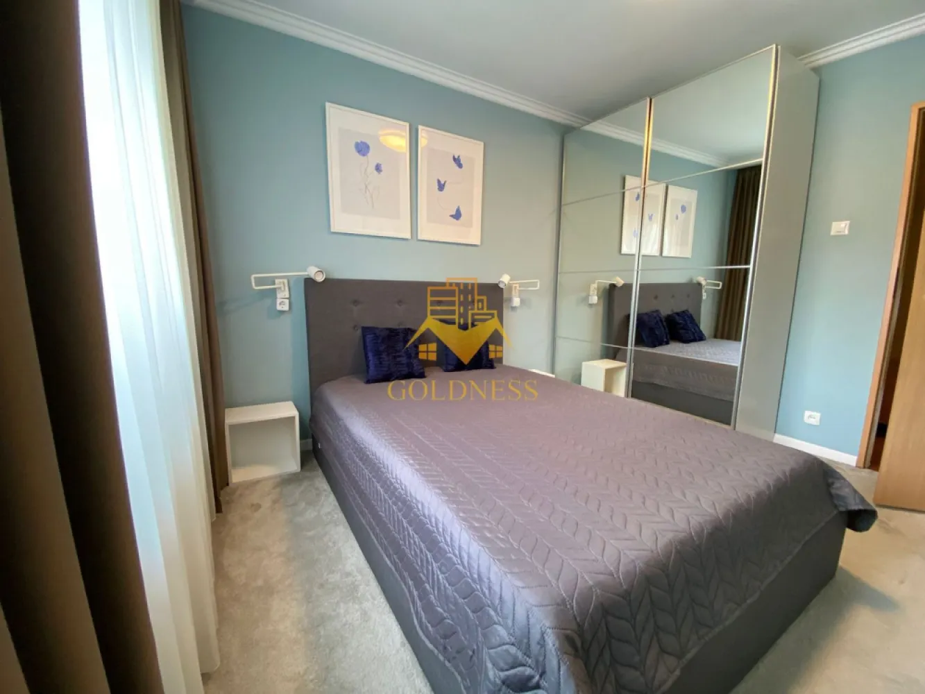 3 camere decomandate, Zorilor, Spitalul de Recuperare, Observatorului - GOLDNESS Imobiliare vă propune spre închiriere un apartament cu 3 camere complet mobilat și utilat, la etajul 3 într-un imobil de 4 etaje, în cartierul Zorilor. 
Apartamentul este compartimentat astfel:
- dormitor cu pat matrimonial, dressing, noptiere.
- dormitor cu pat suprapus, dressing, birou.
- cameră cu canapea extensibilă, comodă TV, spațiu pentru depozitare, dressing.
- bucatarie complet mobilata si utilata, loc de servit masa
- baie cu cadă, calorifer port prosop inox și dulap pentru depozitare.
-baie cu cabină de duș, calorifer port prosop inox și dulap pentru depozitare.

Imobilul este dotat cu toate cele necesare - centrală proprie, mașină de spălat haine, frigider, aragaz, hotă, TV, etc. 
Se află în apropierea stațiilor de transport în comun, magazine, restaurante, spații verzi, farmacii, etc. 

Dacă sunteți interesați de acest apartament și doriți să îl vizionați, dar și pentru alte oferte sau detalii nu ezitați să ne contactați telefonic sau prin e-mail - goldnessimobiliare@gmail.com. Vă stăm la dispoziție!
Pentru intermediere se percepe un comision de 50% din prețul chiriei!