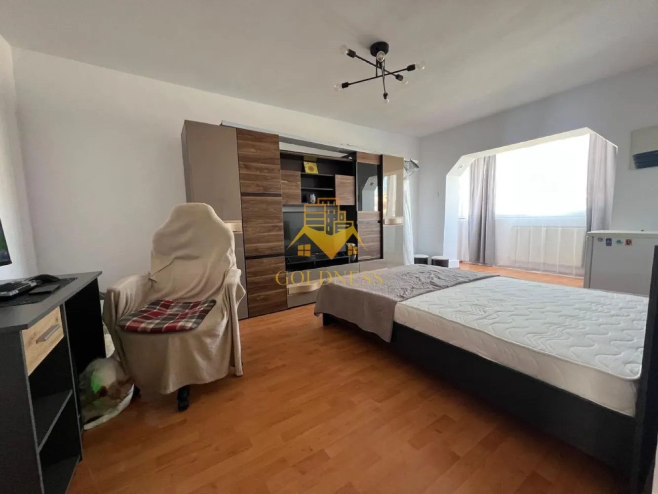 3 camere decomandate, Parcare, Zorilor, Zona UMF, UTCN, Pet Friendly - GOLDNESS Imobiliare vă propune spre închiriere un apartament cu 3 camere decomandate complet mobilat și utilat, la etajul 4 într-un imobil de 4 etaje, în Cartierul Zorilor, in apropiere de Zona UMF, USAMV, UTCN! 
PET FRIENDLY!
Dispune de loc de parcare!
Se află în apropierea stațiilor de transport în comun, magazine, restaurante, spații verzi, farmacii, etc. 

Apartamentul este compartimentat astfel:
 - 3 dormitoare, toate 3 cu paturi, birouri, dulapuri
 - bucatarie complet utilată și mobilată, loc de servit masa 
- 2 bai, dintre care una cu cada
- balcon de 3 mp

Imobilul este dotat cu toate cele necesare- centrală proprie, frigider, aragaz, hotă, mașină de spălat haine, masina de spalat vase, etc. 

Dacă sunteți interesați de acest apartament și doriți să îl vizionați, dar și pentru alte oferte nu ezitați să ne contactați telefonic sau prin e-mail. Vă stăm la dispoziție!
Pentru intermediere se percepe un comision de 50% din prețul chiriei!