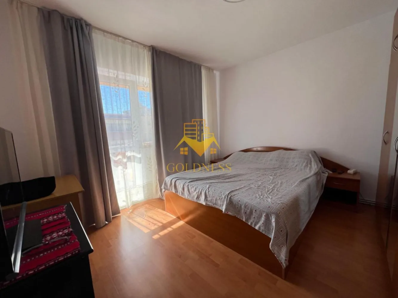 3 camere decomandate, Parcare, Zorilor, Zona UMF, UTCN, Pet Friendly - GOLDNESS Imobiliare vă propune spre închiriere un apartament cu 3 camere decomandate complet mobilat și utilat, la etajul 4 într-un imobil de 4 etaje, în Cartierul Zorilor, in apropiere de Zona UMF, USAMV, UTCN! 
PET FRIENDLY!
Dispune de loc de parcare!
Se află în apropierea stațiilor de transport în comun, magazine, restaurante, spații verzi, farmacii, etc. 

Apartamentul este compartimentat astfel:
 - 3 dormitoare, toate 3 cu paturi, birouri, dulapuri
 - bucatarie complet utilată și mobilată, loc de servit masa 
- 2 bai, dintre care una cu cada
- balcon de 3 mp

Imobilul este dotat cu toate cele necesare- centrală proprie, frigider, aragaz, hotă, mașină de spălat haine, masina de spalat vase, etc. 

Dacă sunteți interesați de acest apartament și doriți să îl vizionați, dar și pentru alte oferte nu ezitați să ne contactați telefonic sau prin e-mail. Vă stăm la dispoziție!
Pentru intermediere se percepe un comision de 50% din prețul chiriei!