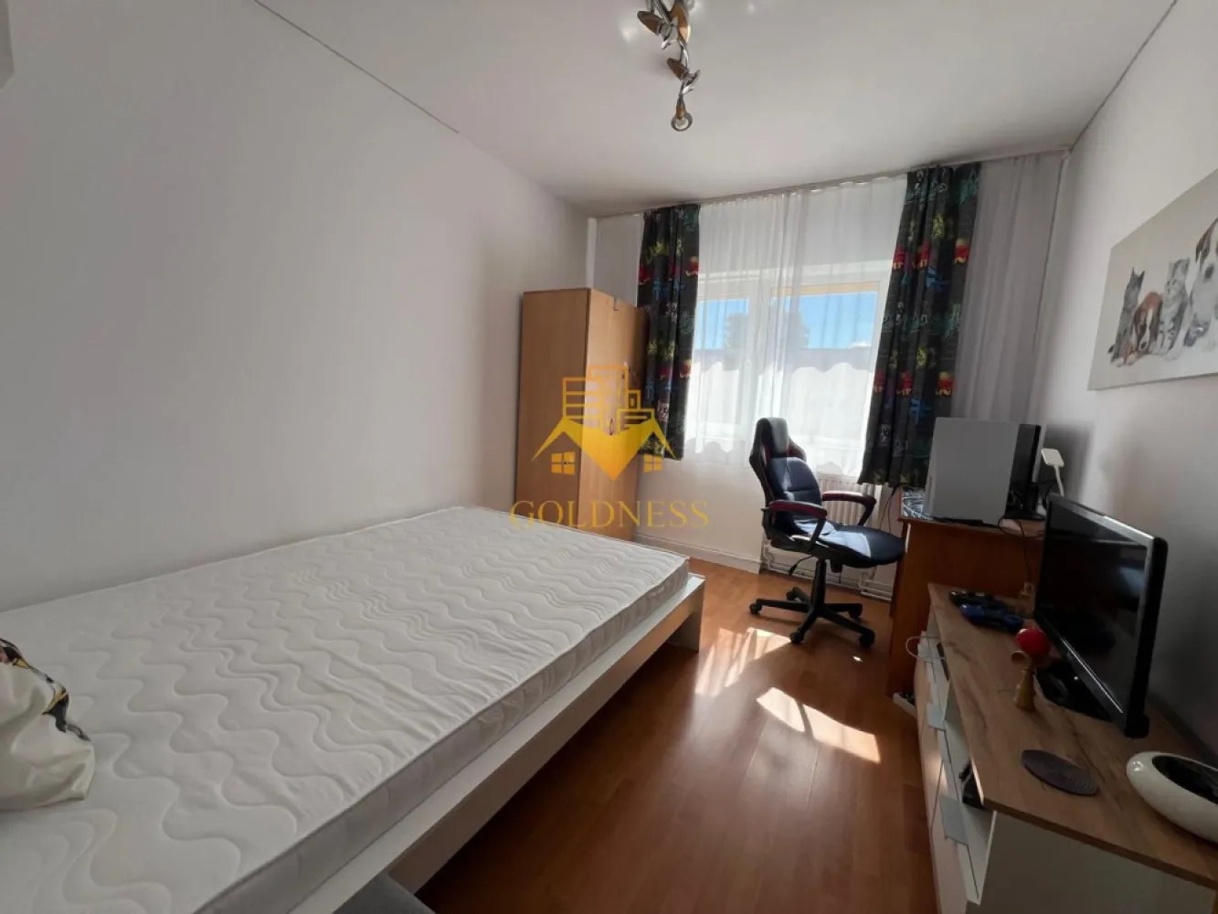 3 camere decomandate, Parcare, Zorilor, Zona UMF, UTCN, Pet Friendly - GOLDNESS Imobiliare vă propune spre închiriere un apartament cu 3 camere decomandate complet mobilat și utilat, la etajul 4 într-un imobil de 4 etaje, în Cartierul Zorilor, in apropiere de Zona UMF, USAMV, UTCN! 
PET FRIENDLY!
Dispune de loc de parcare!
Se află în apropierea stațiilor de transport în comun, magazine, restaurante, spații verzi, farmacii, etc. 

Apartamentul este compartimentat astfel:
 - 3 dormitoare, toate 3 cu paturi, birouri, dulapuri
 - bucatarie complet utilată și mobilată, loc de servit masa 
- 2 bai, dintre care una cu cada
- balcon de 3 mp

Imobilul este dotat cu toate cele necesare- centrală proprie, frigider, aragaz, hotă, mașină de spălat haine, masina de spalat vase, etc. 

Dacă sunteți interesați de acest apartament și doriți să îl vizionați, dar și pentru alte oferte nu ezitați să ne contactați telefonic sau prin e-mail. Vă stăm la dispoziție!
Pentru intermediere se percepe un comision de 50% din prețul chiriei!