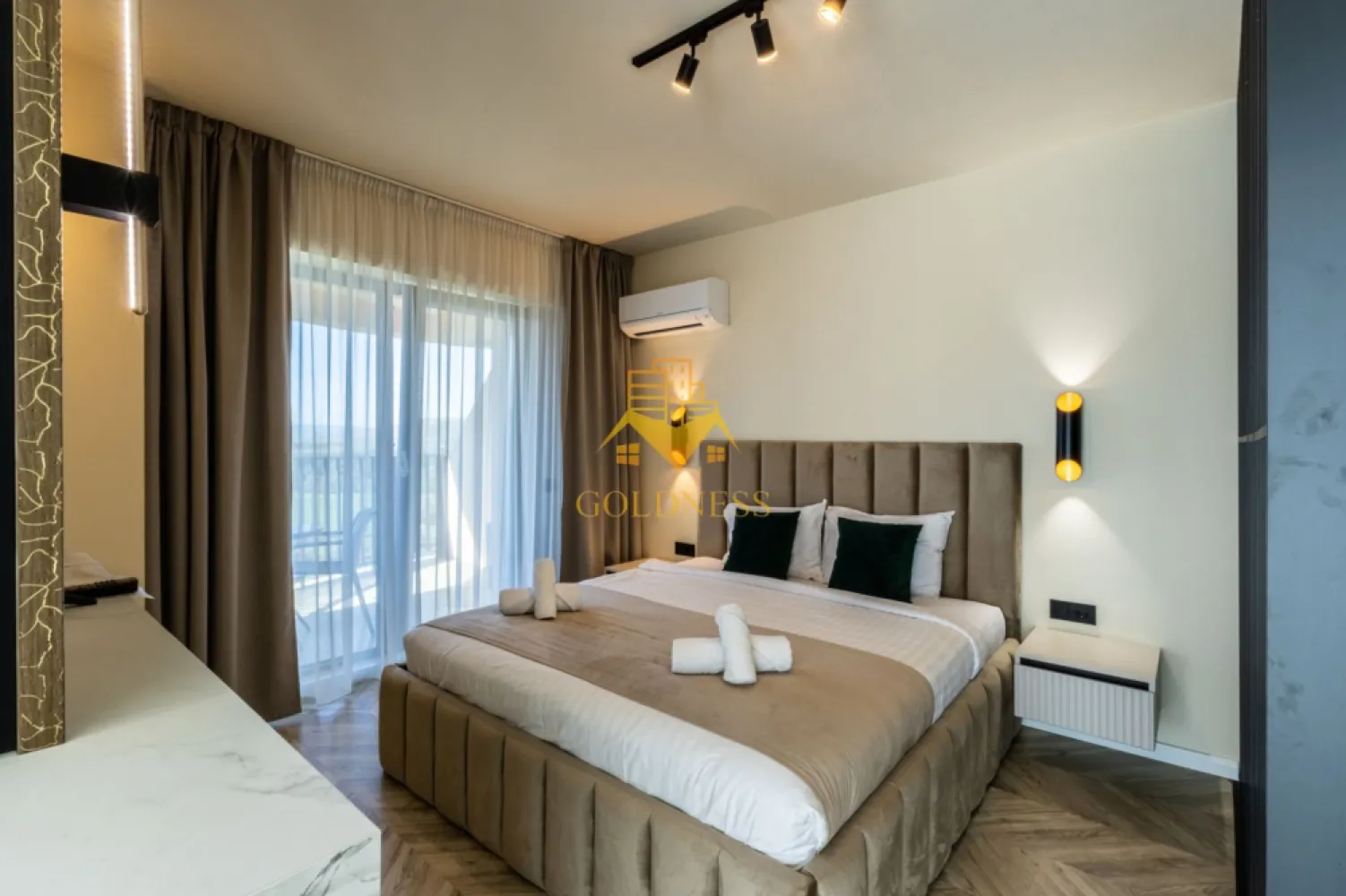 o camera,parcare, bloc nou, terasa,Manastur, West City, Calea Floresti - GOLDNESS Imobiliare vă propune spre închiriere un apartament cu o camera complet mobilat și utilat, la etajul 12 într-un imobil de 24 etaje, în cartierul Manastur. Apartamentul este compartimentat astfel:
 - living cu bucatarie open-space complet utilată, loc de servit masa, pat matrimonial
 - baie cu cabina de dus calorifer port prosop inox și dulap pentru depozitare.
 - terasa de 7 mp.
 
Imobilul este dotat cu toate cele necesare- centrală proprie, mașină de spălat haine, frigider, plită electrică, hotă, etc. 
Se află în apropierea stațiilor de transport în comun, magazine, restaurante, spații verzi, farmacii, etc. 
Dispune de parcare subterana inclusa in pret!

Dacă sunteți interesați de acest apartament și doriți să îl vizionați, dar și pentru alte oferte sau detalii nu ezitați să ne contactați telefonic sau prin e-mail - goldnessimobiliare@gmail.com. Vă stăm la dispoziție!
Pentru intermediere se percepe un comision de 50% din prețul chiriei!
