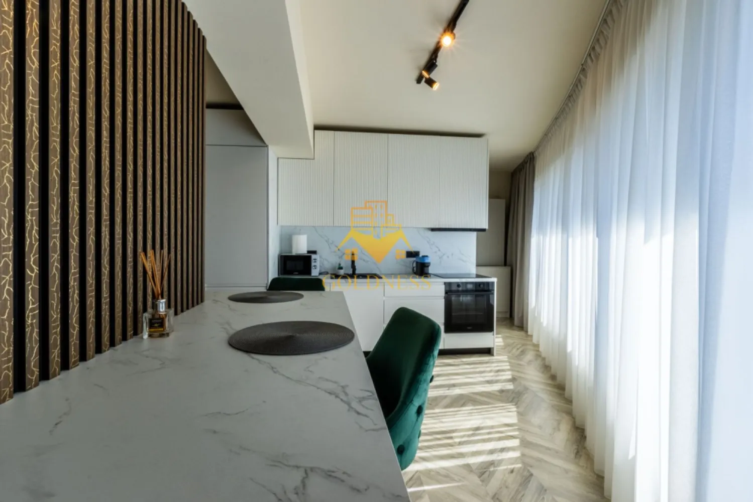o camera,parcare, bloc nou, terasa,Manastur, West City, Calea Floresti - GOLDNESS Imobiliare vă propune spre închiriere un apartament cu o camera complet mobilat și utilat, la etajul 12 într-un imobil de 24 etaje, în cartierul Manastur. Apartamentul este compartimentat astfel:
 - living cu bucatarie open-space complet utilată, loc de servit masa, pat matrimonial
 - baie cu cabina de dus calorifer port prosop inox și dulap pentru depozitare.
 - terasa de 7 mp.
 
Imobilul este dotat cu toate cele necesare- centrală proprie, mașină de spălat haine, frigider, plită electrică, hotă, etc. 
Se află în apropierea stațiilor de transport în comun, magazine, restaurante, spații verzi, farmacii, etc. 
Dispune de parcare subterana inclusa in pret!

Dacă sunteți interesați de acest apartament și doriți să îl vizionați, dar și pentru alte oferte sau detalii nu ezitați să ne contactați telefonic sau prin e-mail - goldnessimobiliare@gmail.com. Vă stăm la dispoziție!
Pentru intermediere se percepe un comision de 50% din prețul chiriei!