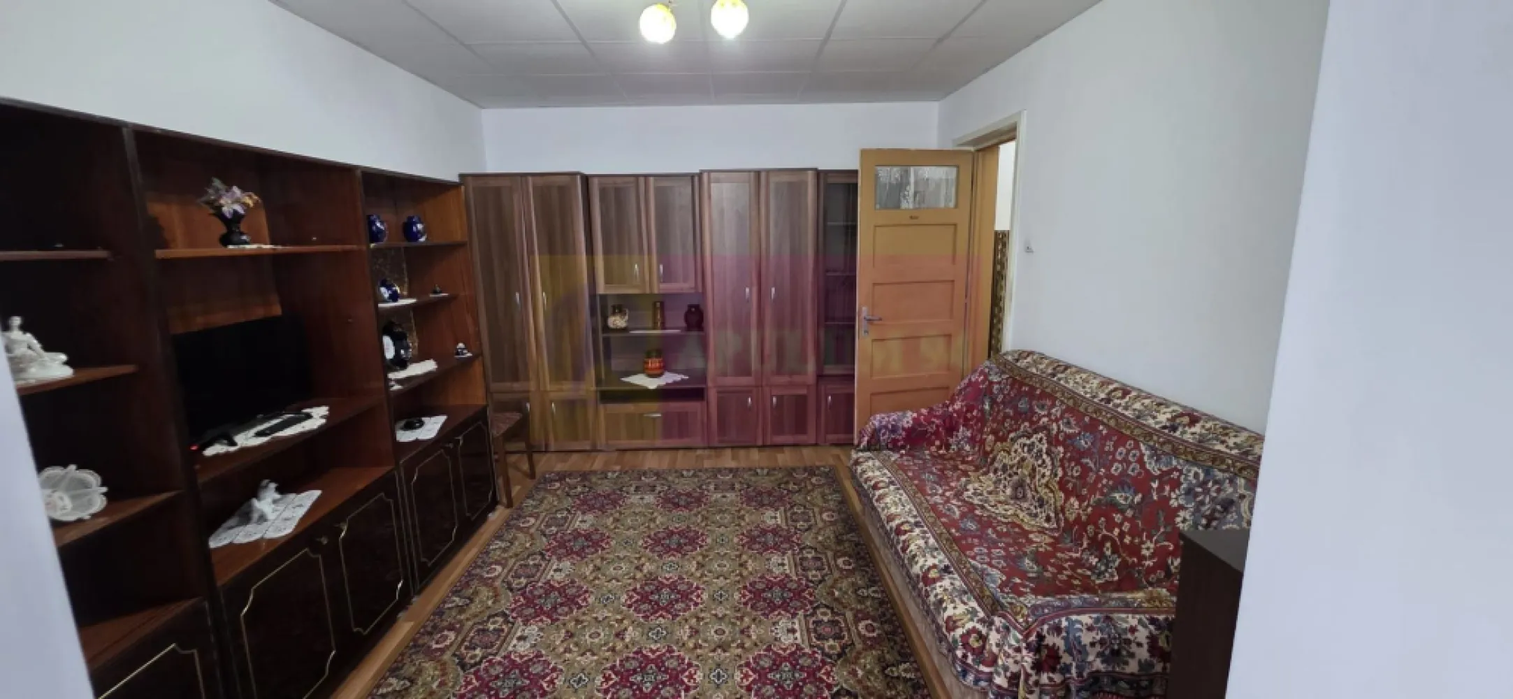 Apartament de inchiriat în Campina - Agentia Imobiliară Mervani vă prezintă un apartament cu o camera, situată la parterul unui bloc cu 4 etaje, într-o zonă apreciată a municipiului Câmpina, la câteva minute de centrele comerciale Kaufland și Lidl.

Locuința este complet mobilată și utilată, fiind pregătită pentru mutare imediată. Garsoniera beneficiază de centrală termică proprie pe gaz, tâmplărie PVC cu geam termopan și contorizări individuale pentru toate utilitățile, oferind un confort sporit și costuri ușor de gestionat.

Baia este dotată cu cadă, iar bucătăria dispune de aragaz, frigider și mașină de spălat. Poziționarea imobilului oferă acces rapid către magazine, școli, parc și alte puncte de interes din zonă. În apropierea blocului există locuri de parcare disponibile.

Garsoniera se închiriază pe termen lung, perioada minimă contractuală fiind de un an.

Dotări și beneficii:

 Parter, bloc cu 4 etaje;
 Mobilată și utilată complet;
 Centrală termică proprie pe gaz;
 Tâmplărie PVC cu geam termopan;
 Contorizări individuale;
 Baie cu cadă;
 Bucătărie echipată cu aragaz, frigider și mașină de spălat;
 Aproape de Kaufland și Lidl;
 Parc, școli și alte facilități în proximitate;
 Locuri de parcare disponibile în zonă.

Comision agenție pentru chiriaș: 650 lei.

Pentru informații suplimentare și programarea unei vizionări, vă rugăm să contactați Agenția Imobiliară Mervani la telefon 0729 935 536.