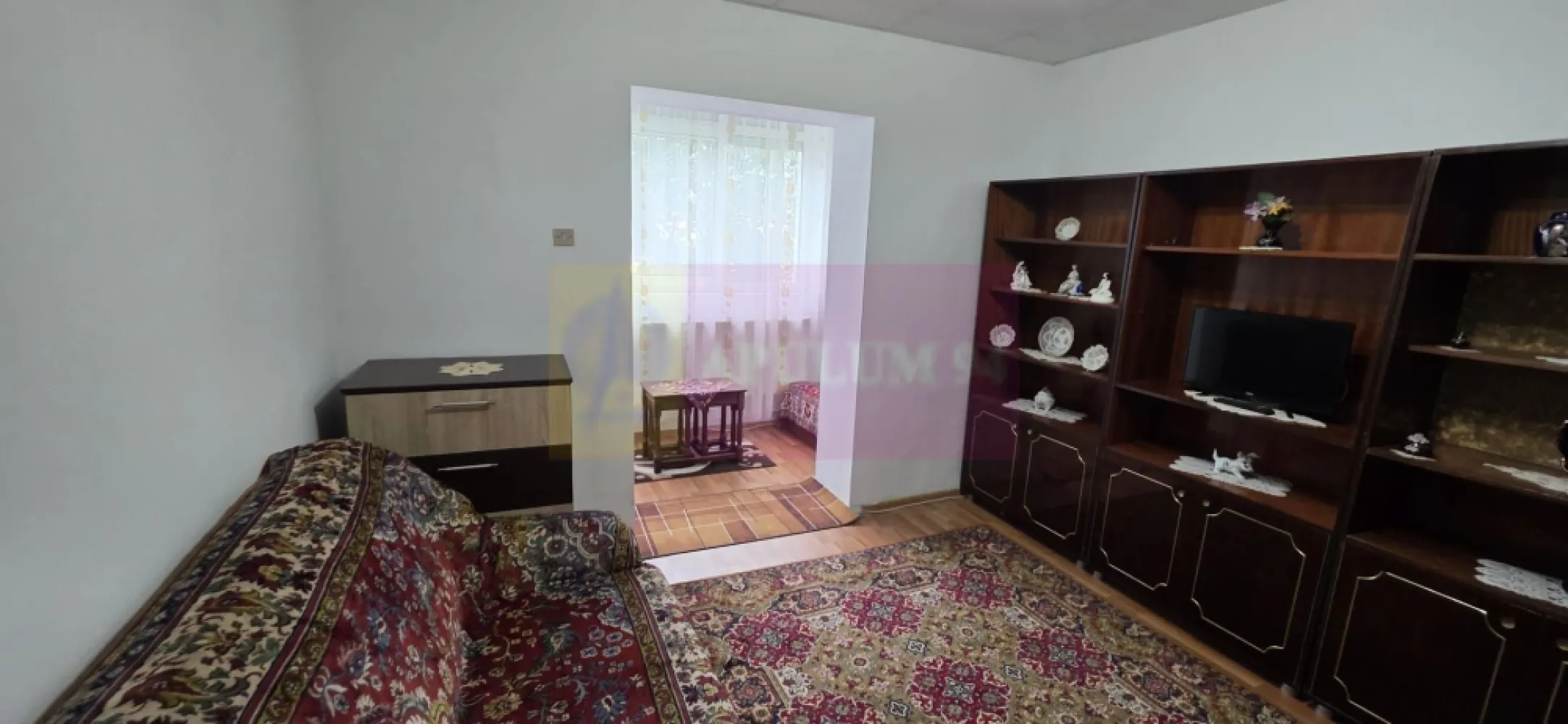 Apartament de inchiriat în Campina - Agentia Imobiliară Mervani vă prezintă un apartament cu o camera, situată la parterul unui bloc cu 4 etaje, într-o zonă apreciată a municipiului Câmpina, la câteva minute de centrele comerciale Kaufland și Lidl.

Locuința este complet mobilată și utilată, fiind pregătită pentru mutare imediată. Garsoniera beneficiază de centrală termică proprie pe gaz, tâmplărie PVC cu geam termopan și contorizări individuale pentru toate utilitățile, oferind un confort sporit și costuri ușor de gestionat.

Baia este dotată cu cadă, iar bucătăria dispune de aragaz, frigider și mașină de spălat. Poziționarea imobilului oferă acces rapid către magazine, școli, parc și alte puncte de interes din zonă. În apropierea blocului există locuri de parcare disponibile.

Garsoniera se închiriază pe termen lung, perioada minimă contractuală fiind de un an.

Dotări și beneficii:

 Parter, bloc cu 4 etaje;
 Mobilată și utilată complet;
 Centrală termică proprie pe gaz;
 Tâmplărie PVC cu geam termopan;
 Contorizări individuale;
 Baie cu cadă;
 Bucătărie echipată cu aragaz, frigider și mașină de spălat;
 Aproape de Kaufland și Lidl;
 Parc, școli și alte facilități în proximitate;
 Locuri de parcare disponibile în zonă.

Comision agenție pentru chiriaș: 650 lei.

Pentru informații suplimentare și programarea unei vizionări, vă rugăm să contactați Agenția Imobiliară Mervani la telefon 0729 935 536.