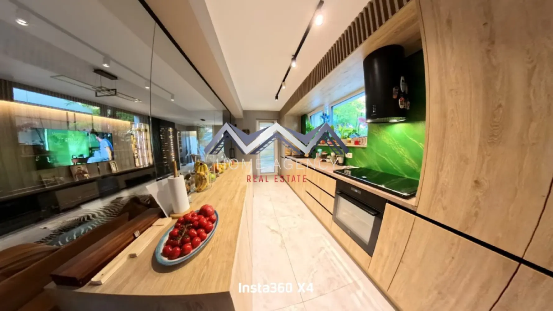 Casă P+1+M premium în Otopeni – rafinament și confort în zonă centrală - Vă propunem, spre vânzare, o proprietate situată într-o zonă rezidențială retrasă, dar centrală din Otopeni, cu acces facil către toate punctele de interes din Nordul Capitalei. Această casă reprezintă o alegere ideală pentru cei care apreciază echilibrul între rafinament și funcționalitate. Încă de la intrare, se remarcă atenția pentru detalii și calitatea execuției – un echilibru armonios între lumină, texturi și forme. Finisajele sunt premium, semnate de brandul italian Giorgio Graesan, recunoscut pentru versatilitatea și eleganța soluțiilor decorative, fiind atent selecționate pentru a crea un ambient modern și rafinat. Pereții sunt finisați cu Marmorino, un material cu textură fină și aspect de piatră naturală, discret și sofisticat. Tavanele sunt decorate cu La Via Lattea, un finisaj ce adaugă profunzime și luminozitate prin reflexii subtile ce amintesc de cerul înstelat. În funcție de cameră, apar accente mătăsoase oferite de Fili di Seta sau tonuri calde, aurii, prin finisajul Oro Ricco – fiecare contribuind la atmosfera echilibrată a locuinței. Living-ul este generos și amenajat cu grijă. Mobilierul realizat la comandă, riflajele decorative și ancadramentele executate cu precizie contribuie la o ambianță elegantă. Bucătăria, închisă cu pereți de sticlă, adaugă un accent contemporan și este totodată practică și perfect integrată în designul general. Zona de zi se continuă cu o terasă bioclimatică, prevăzută cu panouri vitrate retractabile tip ghilotină, ce permit reglarea temperaturii și a luminii. Spațiul poate deveni, în funcție de sezon, fie un loc deschis de relaxare, fie un refugiu intim. Dormitoarele, spațioase și luminoase, sunt gândite ca zone de relaxare și odihnă, având finisaje de calitate și iluminat atent ales pentru a susține confortul zilnic. Dormitorul matrimonial beneficiază de baie proprie și dressing, iar celelalte două camere sunt deservite de o baie comună, având la rândul lor multiple spații de depozitare bine integrate. La ultimul etaj, mansarda oferă un dormitor complet mobilat, o baie și două spații de depozitare generoase – o soluție excelentă pentru organizare. Toate cele patru băi sunt spațioase și finisate cu materiale de înaltă calitate, adăugând un plus de eleganță și confort, în deplină armonie cu restul locuinței. Zona este excelent conectată – în imediata proximitate se află Mega Image (non-stop), Lidl, Penny, viitoarea galerie Kaufland, restaurante, farmacii, grădinițe, școală, liceu, Aeroportul Henri Coandă, DN1, Centura Capitalei și zona de business din Pipera. Adevărata valoare a acestei proprietăți constă în coerența amenajării și în calitatea materialelor folosite, selectate pentru durabilitate, confort și estetică pe termen lung. Locuința se adresează celor care recunosc și apreciază un stil de viață bine definit. Te invităm să programezi o vizionare și să descoperi personal atmosfera specială pe care această casă o oferă. }}