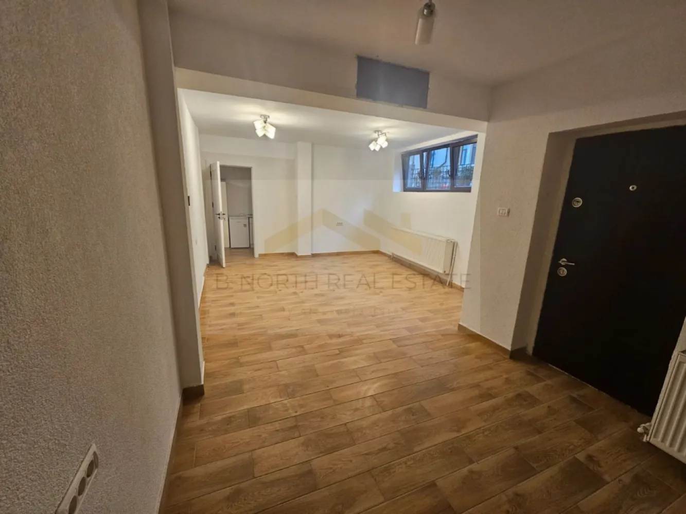 Spațiu de închiriat 26 mp | Piața Victoriei | Ideal birou, beauty sau servicii - B-North Real Estate vă propune spre închiriere un spațiu de 26 mp, situat într-o zonă excelentă, pe Strada Ciprian Porumbescu nr. 6, la câteva minute de Piața Victoriei.
Spațiul este potrivit pentru activități de birou, servicii profesionale sau activități din domeniul beauty și wellness, beneficiind de o locație centrală, cu acces facil la mijloacele de transport și la zona de business a Capitalei.

Caracteristici principale:

Suprafață: 26 mp
Spațiu luminos și eficient compartimentat
Acces facil
Disponibil imediat

Potrivit pentru:

Birou de consultanță
Contabilitate
Avocatură
Agenție imobiliară
IT și servicii profesionale
Cabinet psihologie
Cabinet nutriție
Cabinet coaching
Manichiură / pedichiură
Cosmetică
Gene și sprâncene
Masaj terapeutic sau de relaxare
Kinetoterapie
Terapie alternativă
Studio make-up
Activități administrative

Avantaje locație:

Piața Victoriei
Strada Ciprian Porumbescu nr. 6
Acces rapid către metrou și mijloace de transport
Restaurante, cafenele și centre de business în proximitate
Acces facil către principalele zone ale orașului

Preț și condiții:

Chirie: 420 euro/lună
Disponibil imediat

Pentru informații suplimentare și programarea unei vizionări, contactați B-North Real Estate.