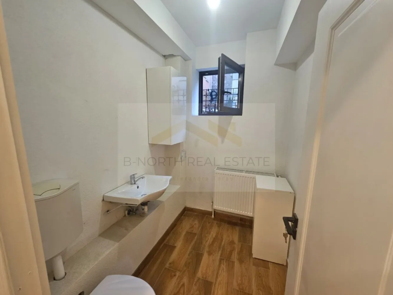 Spațiu de închiriat 26 mp | Piața Victoriei | Ideal birou, beauty sau servicii - B-North Real Estate vă propune spre închiriere un spațiu de 26 mp, situat într-o zonă excelentă, pe Strada Ciprian Porumbescu nr. 6, la câteva minute de Piața Victoriei.
Spațiul este potrivit pentru activități de birou, servicii profesionale sau activități din domeniul beauty și wellness, beneficiind de o locație centrală, cu acces facil la mijloacele de transport și la zona de business a Capitalei.

Caracteristici principale:

Suprafață: 26 mp
Spațiu luminos și eficient compartimentat
Acces facil
Disponibil imediat

Potrivit pentru:

Birou de consultanță
Contabilitate
Avocatură
Agenție imobiliară
IT și servicii profesionale
Cabinet psihologie
Cabinet nutriție
Cabinet coaching
Manichiură / pedichiură
Cosmetică
Gene și sprâncene
Masaj terapeutic sau de relaxare
Kinetoterapie
Terapie alternativă
Studio make-up
Activități administrative

Avantaje locație:

Piața Victoriei
Strada Ciprian Porumbescu nr. 6
Acces rapid către metrou și mijloace de transport
Restaurante, cafenele și centre de business în proximitate
Acces facil către principalele zone ale orașului

Preț și condiții:

Chirie: 420 euro/lună
Disponibil imediat

Pentru informații suplimentare și programarea unei vizionări, contactați B-North Real Estate.