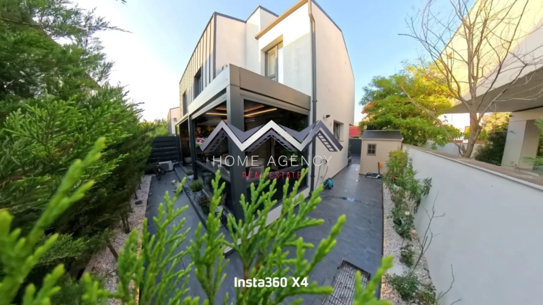 Casă P+1+M premium în Otopeni – rafinament și confort în zonă centrală - Vă propunem, spre vânzare, o proprietate situată într-o zonă rezidențială retrasă, dar centrală din Otopeni, cu acces facil către toate punctele de interes din Nordul Capitalei. Această casă reprezintă o alegere ideală pentru cei care apreciază echilibrul între rafinament și funcționalitate. Încă de la intrare, se remarcă atenția pentru detalii și calitatea execuției – un echilibru armonios între lumină, texturi și forme. Finisajele sunt premium, semnate de brandul italian Giorgio Graesan, recunoscut pentru versatilitatea și eleganța soluțiilor decorative, fiind atent selecționate pentru a crea un ambient modern și rafinat. Pereții sunt finisați cu Marmorino, un material cu textură fină și aspect de piatră naturală, discret și sofisticat. Tavanele sunt decorate cu La Via Lattea, un finisaj ce adaugă profunzime și luminozitate prin reflexii subtile ce amintesc de cerul înstelat. În funcție de cameră, apar accente mătăsoase oferite de Fili di Seta sau tonuri calde, aurii, prin finisajul Oro Ricco – fiecare contribuind la atmosfera echilibrată a locuinței. Living-ul este generos și amenajat cu grijă. Mobilierul realizat la comandă, riflajele decorative și ancadramentele executate cu precizie contribuie la o ambianță elegantă. Bucătăria, închisă cu pereți de sticlă, adaugă un accent contemporan și este totodată practică și perfect integrată în designul general. Zona de zi se continuă cu o terasă bioclimatică, prevăzută cu panouri vitrate retractabile tip ghilotină, ce permit reglarea temperaturii și a luminii. Spațiul poate deveni, în funcție de sezon, fie un loc deschis de relaxare, fie un refugiu intim. Dormitoarele, spațioase și luminoase, sunt gândite ca zone de relaxare și odihnă, având finisaje de calitate și iluminat atent ales pentru a susține confortul zilnic. Dormitorul matrimonial beneficiază de baie proprie și dressing, iar celelalte două camere sunt deservite de o baie comună, având la rândul lor multiple spații de depozitare bine integrate. La ultimul etaj, mansarda oferă un dormitor complet mobilat, o baie și două spații de depozitare generoase – o soluție excelentă pentru organizare. Toate cele patru băi sunt spațioase și finisate cu materiale de înaltă calitate, adăugând un plus de eleganță și confort, în deplină armonie cu restul locuinței. Zona este excelent conectată – în imediata proximitate se află Mega Image (non-stop), Lidl, Penny, viitoarea galerie Kaufland, restaurante, farmacii, grădinițe, școală, liceu, Aeroportul Henri Coandă, DN1, Centura Capitalei și zona de business din Pipera. Adevărata valoare a acestei proprietăți constă în coerența amenajării și în calitatea materialelor folosite, selectate pentru durabilitate, confort și estetică pe termen lung. Locuința se adresează celor care recunosc și apreciază un stil de viață bine definit. Te invităm să programezi o vizionare și să descoperi personal atmosfera specială pe care această casă o oferă. }}