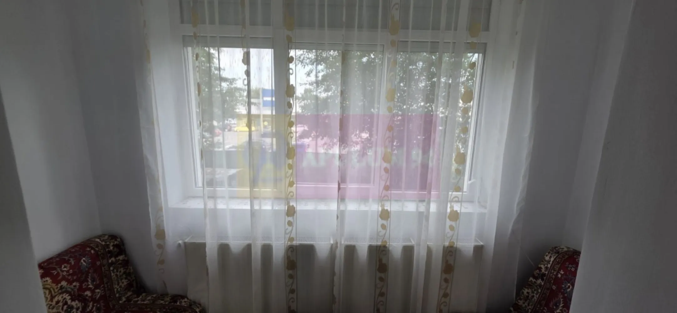 Apartament de inchiriat în Campina - Agentia Imobiliară Mervani vă prezintă un apartament cu o camera, situată la parterul unui bloc cu 4 etaje, într-o zonă apreciată a municipiului Câmpina, la câteva minute de centrele comerciale Kaufland și Lidl.

Locuința este complet mobilată și utilată, fiind pregătită pentru mutare imediată. Garsoniera beneficiază de centrală termică proprie pe gaz, tâmplărie PVC cu geam termopan și contorizări individuale pentru toate utilitățile, oferind un confort sporit și costuri ușor de gestionat.

Baia este dotată cu cadă, iar bucătăria dispune de aragaz, frigider și mașină de spălat. Poziționarea imobilului oferă acces rapid către magazine, școli, parc și alte puncte de interes din zonă. În apropierea blocului există locuri de parcare disponibile.

Garsoniera se închiriază pe termen lung, perioada minimă contractuală fiind de un an.

Dotări și beneficii:

 Parter, bloc cu 4 etaje;
 Mobilată și utilată complet;
 Centrală termică proprie pe gaz;
 Tâmplărie PVC cu geam termopan;
 Contorizări individuale;
 Baie cu cadă;
 Bucătărie echipată cu aragaz, frigider și mașină de spălat;
 Aproape de Kaufland și Lidl;
 Parc, școli și alte facilități în proximitate;
 Locuri de parcare disponibile în zonă.

Comision agenție pentru chiriaș: 650 lei.

Pentru informații suplimentare și programarea unei vizionări, vă rugăm să contactați Agenția Imobiliară Mervani la telefon 0729 935 536.