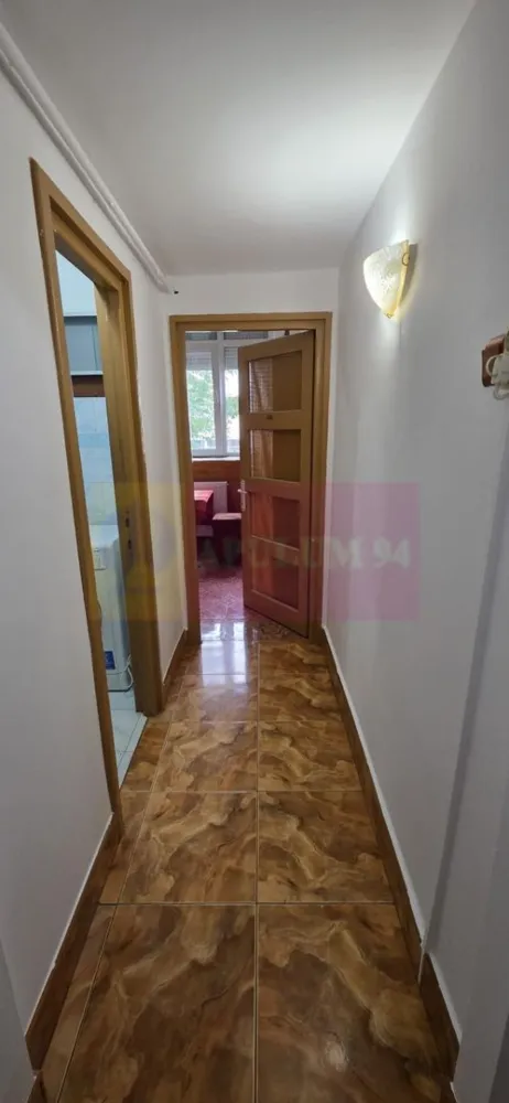 Apartament de inchiriat în Campina - Agentia Imobiliară Mervani vă prezintă un apartament cu o camera, situată la parterul unui bloc cu 4 etaje, într-o zonă apreciată a municipiului Câmpina, la câteva minute de centrele comerciale Kaufland și Lidl.

Locuința este complet mobilată și utilată, fiind pregătită pentru mutare imediată. Garsoniera beneficiază de centrală termică proprie pe gaz, tâmplărie PVC cu geam termopan și contorizări individuale pentru toate utilitățile, oferind un confort sporit și costuri ușor de gestionat.

Baia este dotată cu cadă, iar bucătăria dispune de aragaz, frigider și mașină de spălat. Poziționarea imobilului oferă acces rapid către magazine, școli, parc și alte puncte de interes din zonă. În apropierea blocului există locuri de parcare disponibile.

Garsoniera se închiriază pe termen lung, perioada minimă contractuală fiind de un an.

Dotări și beneficii:

 Parter, bloc cu 4 etaje;
 Mobilată și utilată complet;
 Centrală termică proprie pe gaz;
 Tâmplărie PVC cu geam termopan;
 Contorizări individuale;
 Baie cu cadă;
 Bucătărie echipată cu aragaz, frigider și mașină de spălat;
 Aproape de Kaufland și Lidl;
 Parc, școli și alte facilități în proximitate;
 Locuri de parcare disponibile în zonă.

Comision agenție pentru chiriaș: 650 lei.

Pentru informații suplimentare și programarea unei vizionări, vă rugăm să contactați Agenția Imobiliară Mervani la telefon 0729 935 536.