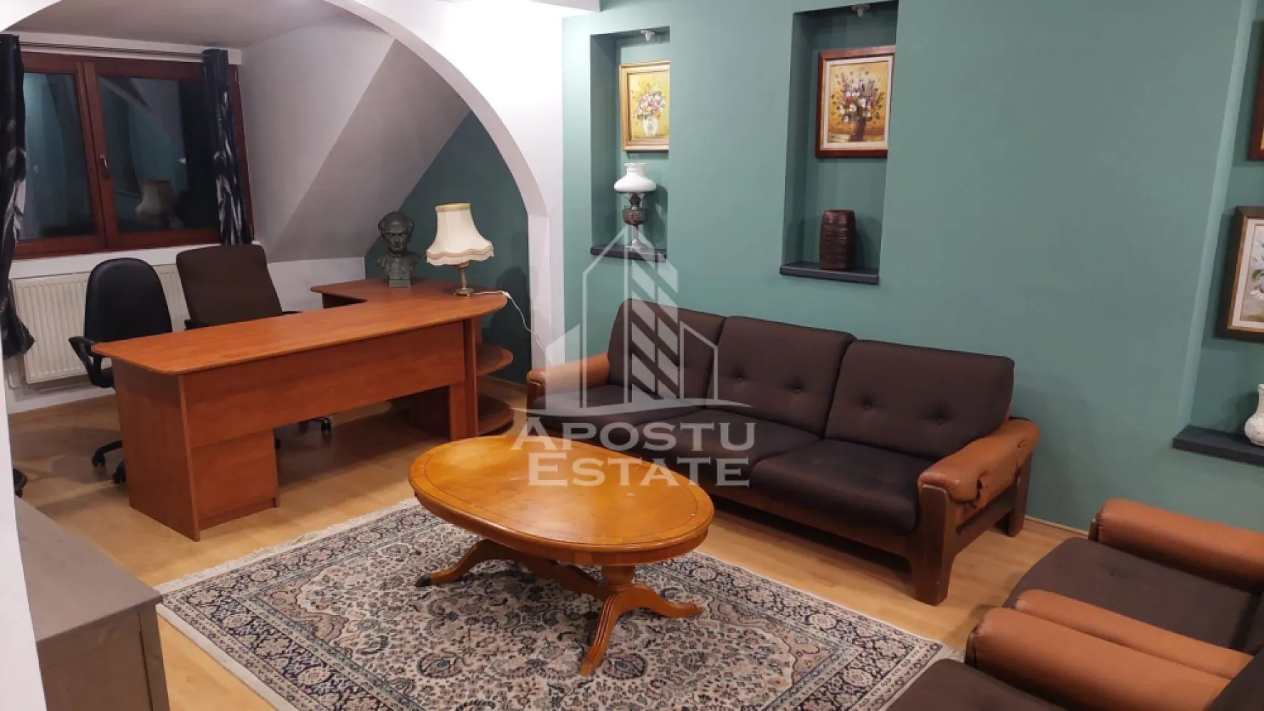 Apartament cu 3 camere de închiriat , Zona Centrală,Timisoara - Agentia imobiliara APOSTU ESTATE va propune spre inchiriere un apartament cu 3 camere, spatios si luminos, situat in zona Centrala , o zona linistita si bine pozitionata din Timisoara, potrivit pentru cupluri,familii, sau studenti care isi doresc o locuinta unde sa se simta confortabil si cu acces facil catre scoli, statii de autobuz, supermarketuri , magazine de zona, parcuri.

Suprafata utila: 70 mp
Compartimentare eficienta:
-Hol de acces generos
-Bucatarie complet mobilata si utilata, cu loc de luat masa
-Living luminos si spatios
-Dormitor mobilat si utilat
-Dormitor secundar mobilat 
-Baie 

Confort si facilitati:
-Incalzirea apartamentului: centrala proprie 
-Apartamentul este complet mobilat si utilat către proprietar 

Localizare:
-Timis,Timisoara, zona Centrală – acces facil spre magazine, supermarketul Lidl, scoli, parcuri si mijloace de transport in comun.

Ideal pentru:
-Familii
-Cupluri
-Studenti
Pret chirie lunara:600 euro 
Programeaza o vizionare pentru a-ti putea imagina viitorul aici!
ID intern: CP3180997