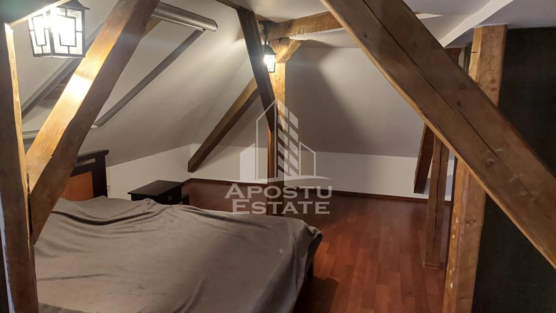 Apartament cu 3 camere de închiriat , Zona Centrală,Timisoara - Agentia imobiliara APOSTU ESTATE va propune spre inchiriere un apartament cu 3 camere, spatios si luminos, situat in zona Centrala , o zona linistita si bine pozitionata din Timisoara, potrivit pentru cupluri,familii, sau studenti care isi doresc o locuinta unde sa se simta confortabil si cu acces facil catre scoli, statii de autobuz, supermarketuri , magazine de zona, parcuri.

Suprafata utila: 70 mp
Compartimentare eficienta:
-Hol de acces generos
-Bucatarie complet mobilata si utilata, cu loc de luat masa
-Living luminos si spatios
-Dormitor mobilat si utilat
-Dormitor secundar mobilat 
-Baie 

Confort si facilitati:
-Incalzirea apartamentului: centrala proprie 
-Apartamentul este complet mobilat si utilat către proprietar 

Localizare:
-Timis,Timisoara, zona Centrală – acces facil spre magazine, supermarketul Lidl, scoli, parcuri si mijloace de transport in comun.

Ideal pentru:
-Familii
-Cupluri
-Studenti
Pret chirie lunara:600 euro 
Programeaza o vizionare pentru a-ti putea imagina viitorul aici!
ID intern: CP3180997