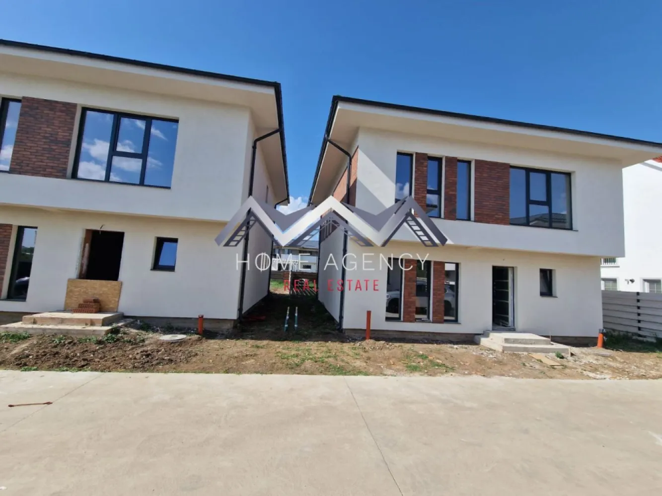 Casă single P+1+Pod în Otopeni - Vă propunem, spre vânzare, o locuință modernă, situată într-una dintre cele mai căutate zone din Otopeni. Proprietatea combină arhitectura contemporană cu o compartimentare eficientă, concepută pentru familii care apreciază calitatea, confortul și intimitatea. Zona de zi include un living generos și luminos, cu spațiu ideal pentru socializare. Bucătăria open-space, cu posibilitate de închidere, beneficiază de acces direct spre terasă și grădină. Tot la parter se află o cameră versatilă, ce poate fi amenajată pentru un birou sau dormitor de oaspeți, precum și un grup sanitar. Etajul este destinat odihnei. Dormitorul matrimonial, cu baie proprie și dressing, este însoțit de două dormitoare spațioase, deservite de o baie secundară modernă. De la acest nivel se face accesul spre pod, amenajat pentru depozitare, oferind soluții practice pentru organizarea locuinței. Dotări și facilități: - Finisaje premium - Centrală proprie, încălzire prin pardoseală - Racordare completă la utilitățile publice: apă, canalizare, gaz și electricitate - Acces rapid spre școli, grădinițe, centre comerciale, magazine, restaurante, precum și conexiuni rapide spre București și Aeroportul Internațional Henri Coandă. Această proprietate oferă un echilibru ideal între liniștea unei zone rezidențiale și accesul facil la principalele zone de interes urban. Pentru mai multe detalii sau pentru programarea unei vizionări, vă rugăm să ne contactați la numărul de telefon din anunț. }}