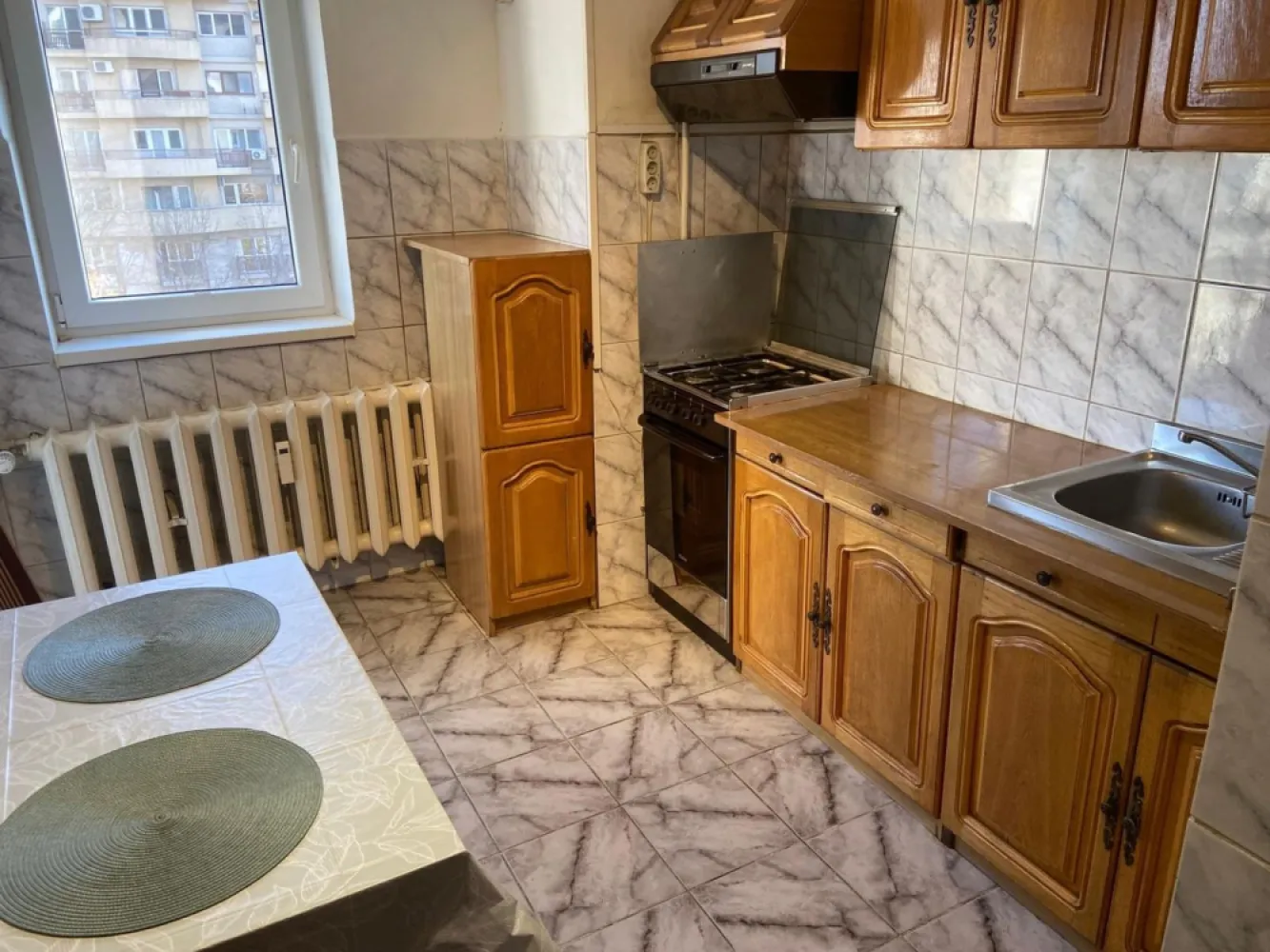 Închiriere apartament 3 camere, decomandat, zona Traian-Unirii - Apartament cu 3 camere decomandat, situat la etajul 3 din 8, într-un imobil bine întreținut, amplasat în zona Unirii. 
Proprietatea beneficiază de o compartimentare eficientă, cu camere spațioase și bine luminate natural. Apartamentul dispune de living generos, două dormitoare, bucătărie separată, baie și spații de depozitare, oferind confort și funcționalitate pentru o familie sau pentru investiție. 
Poziționarea excelentă asigură acces rapid către mijloace de transport în comun, centre comerciale, restaurante, școli și alte puncte de interes din zonă. 
Zona Unirii este una dintre cele mai căutate din oraș, oferind un stil de viață urban, dinamic și bine conectat.
Disponibil imediat . Se inchiriaza complet mobilat si utilat.
Va stam la dispozitie pentru informatii suplimentare sau pentru programarea unei vizionari.
Comisionul agentiei este de 50% din prima prima luna, iar perioada minima a inchirierii este de 12 luni.
Doar cetateni romani si fara animale.

Cu deosebita consideratie, 
Arbore Real Estate