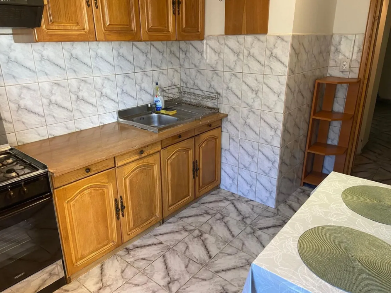 Închiriere apartament 3 camere, decomandat, zona Traian-Unirii - Apartament cu 3 camere decomandat, situat la etajul 3 din 8, într-un imobil bine întreținut, amplasat în zona Unirii. 
Proprietatea beneficiază de o compartimentare eficientă, cu camere spațioase și bine luminate natural. Apartamentul dispune de living generos, două dormitoare, bucătărie separată, baie și spații de depozitare, oferind confort și funcționalitate pentru o familie sau pentru investiție. 
Poziționarea excelentă asigură acces rapid către mijloace de transport în comun, centre comerciale, restaurante, școli și alte puncte de interes din zonă. 
Zona Unirii este una dintre cele mai căutate din oraș, oferind un stil de viață urban, dinamic și bine conectat.
Disponibil imediat . Se inchiriaza complet mobilat si utilat.
Va stam la dispozitie pentru informatii suplimentare sau pentru programarea unei vizionari.
Comisionul agentiei este de 50% din prima prima luna, iar perioada minima a inchirierii este de 12 luni.
Doar cetateni romani si fara animale.

Cu deosebita consideratie, 
Arbore Real Estate