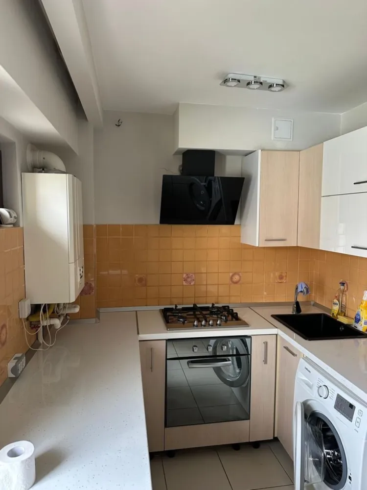 Inchiriere 3 camere termen scurt minim 1 luna , Centru - Unirii, - Inchiriere apartament de 3 camere decomandat termen scurt, se accepta studenti sau studenti Erasmus, spatios, in zona pasajului Marasesti, Sectorul 3.
Apartamentul este situat la etajul 8, este complet mobilat si utilat.
Nu se accepta animale de companie, se inchiriaza doar pe baza de contract, o luna chirie + o luna garantie.
Disponibil imediat . Seinchiriaza complet mobilat si utilat.
Va stam la dispozitie pentru informatii suplimentare sau pentru programarea unei vizionari.

Comisionul agentiei este 50% prima luna.

Cu deosebita consideratie, 
Arbore Real Estate