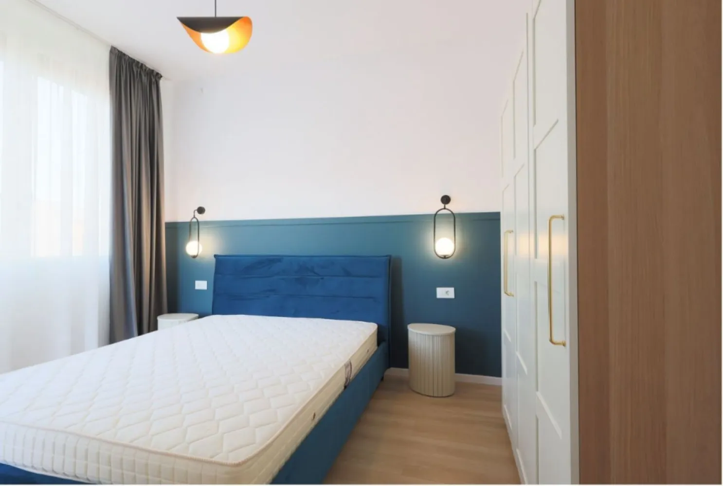 De vanzare PENTHOUSE într-un bloc nou marca ARED Comision 0% - 📅 Din 01 septembrie 2025 se lanseaza cel mai nou proiect rezidențial ARED – Arad
Comision 0% – direct de la dezvoltator
🔑 Caracteristici principale:
Bloc nou, semnat ARED, situat în proximitatea AFI Arad
4 căi de acces către principalele zone ale orașului
Eficiență energetică ridicată – termoizolație exterioară de 20 cm
TERASĂ MARE – spațiu de relaxare privat
Parc multisport 16.000 mp la dispoziția rezidenților
🏠 Stadiu de predare:
Semifinisat – ideal pentru personalizare după gust
Posibilitate de livrare mobilat & utilat la cheie – gata pentru locuire sau închiriere imediată
Avantaje pentru cumpărători:
Ideal pentru familii care își doresc confort, siguranță și acces rapid la facilități
Oportunitate pentru investitori, datorită cererii crescute în zona AFI Arad
Comision 0% – achiziție directă, fără costuri suplimentare

Lucian Marc, 0746093329, Consultant Imobiliar Ared
Birou: ACASA | Agentie Imobiliara Arad
Adresa: Bulevardul Decebal 2, Arad 310133