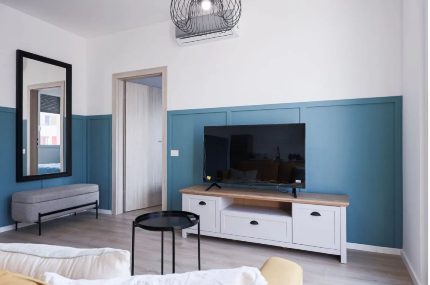 De vanzare PENTHOUSE într-un bloc nou marca ARED Comision 0% - 📅 Din 01 septembrie 2025 se lanseaza cel mai nou proiect rezidențial ARED – Arad
Comision 0% – direct de la dezvoltator
🔑 Caracteristici principale:
Bloc nou, semnat ARED, situat în proximitatea AFI Arad
4 căi de acces către principalele zone ale orașului
Eficiență energetică ridicată – termoizolație exterioară de 20 cm
TERASĂ MARE – spațiu de relaxare privat
Parc multisport 16.000 mp la dispoziția rezidenților
🏠 Stadiu de predare:
Semifinisat – ideal pentru personalizare după gust
Posibilitate de livrare mobilat & utilat la cheie – gata pentru locuire sau închiriere imediată
Avantaje pentru cumpărători:
Ideal pentru familii care își doresc confort, siguranță și acces rapid la facilități
Oportunitate pentru investitori, datorită cererii crescute în zona AFI Arad
Comision 0% – achiziție directă, fără costuri suplimentare

Lucian Marc, 0746093329, Consultant Imobiliar Ared
Birou: ACASA | Agentie Imobiliara Arad
Adresa: Bulevardul Decebal 2, Arad 310133