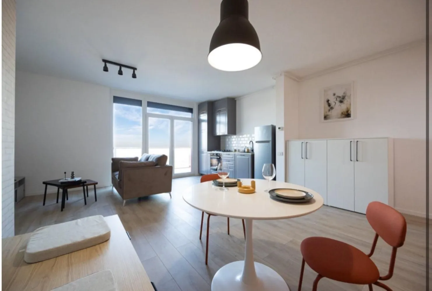 Penthouse NOU de vanzare Comison 0 - Acum se construiește un bloc nou marca ARED, chiar lângă AFI Arad, într-o zonă cu acces rapid la tot ce contează. Fie că îți dorești un cămin modern pentru familie, fie că vrei o investiție sigură și profitabilă, acesta este momentul perfect.

🔑 Avantaje incluse în preț:

Bloc nou, ultramodern, în construcție, cu standarde de eficiență energetică (termoizolație 20 cm)
Cartier supravegheat video, cu 4 căi de acces
Balcon generos cu vedere panoramică.
Parc multisport de 16.000 mp – spațiu verde, sport și relaxare la câțiva pași.
Apartamentul se predă semifinisat, dar poate fi livrat și mobilat & utilat la cheie – gata de locuit sau de închiriat imediat.
📌 Comision 0% – direct de la dezvoltator!

👉 Alege acum un PENTHOUSE unic, într-un proiect semnat ARED, gândit pentru confort, siguranță și valoare pe termen lung.

Lucian Marc, 0746093329, Consultant Imobiliar Ared
Birou: ACASA | Agentie Imobiliara Arad
Adresa: Bulevardul Decebal 2, Arad 310133